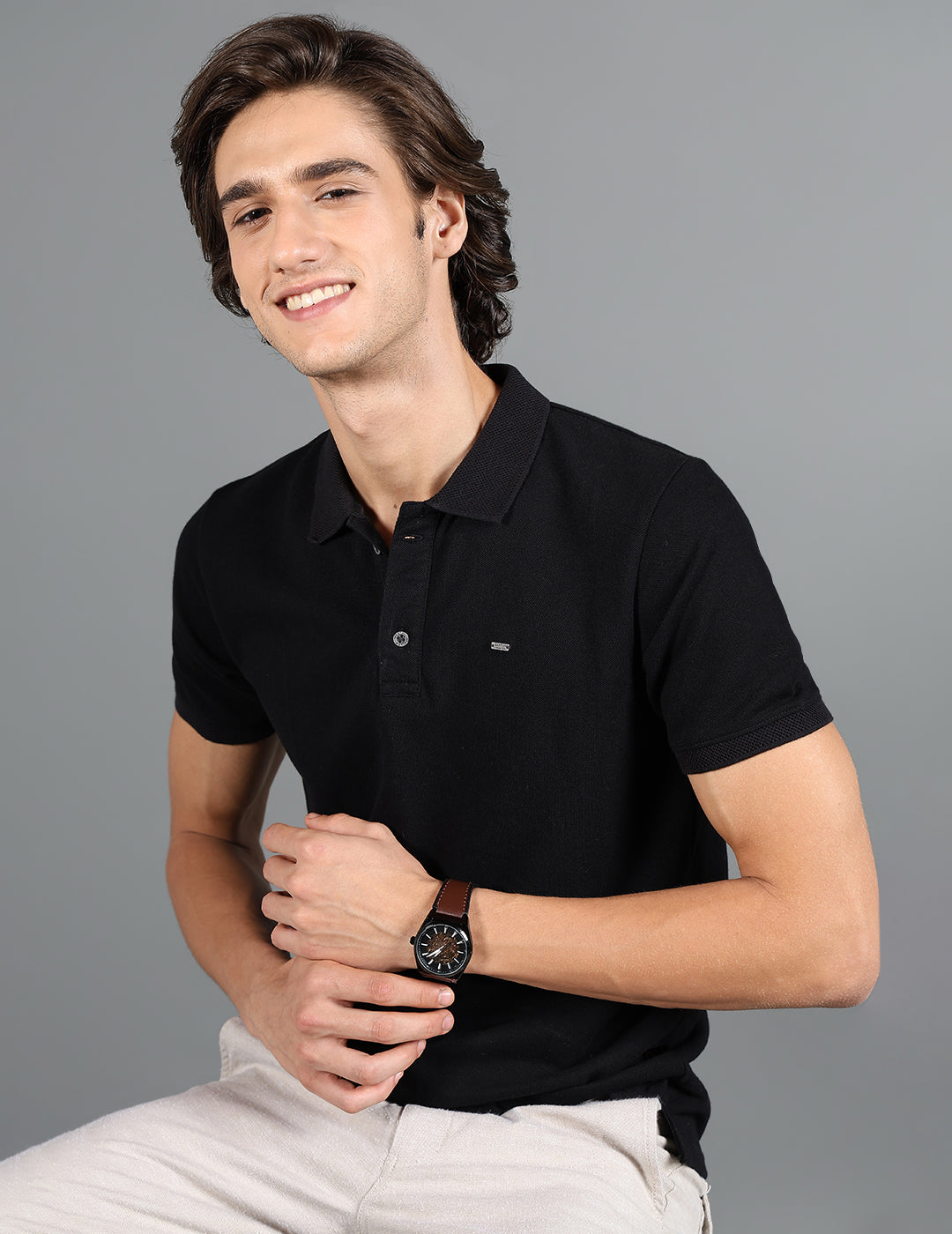 IDENTITI Men Slim Fit Regular Collar Solid T-Shirt In Black.
