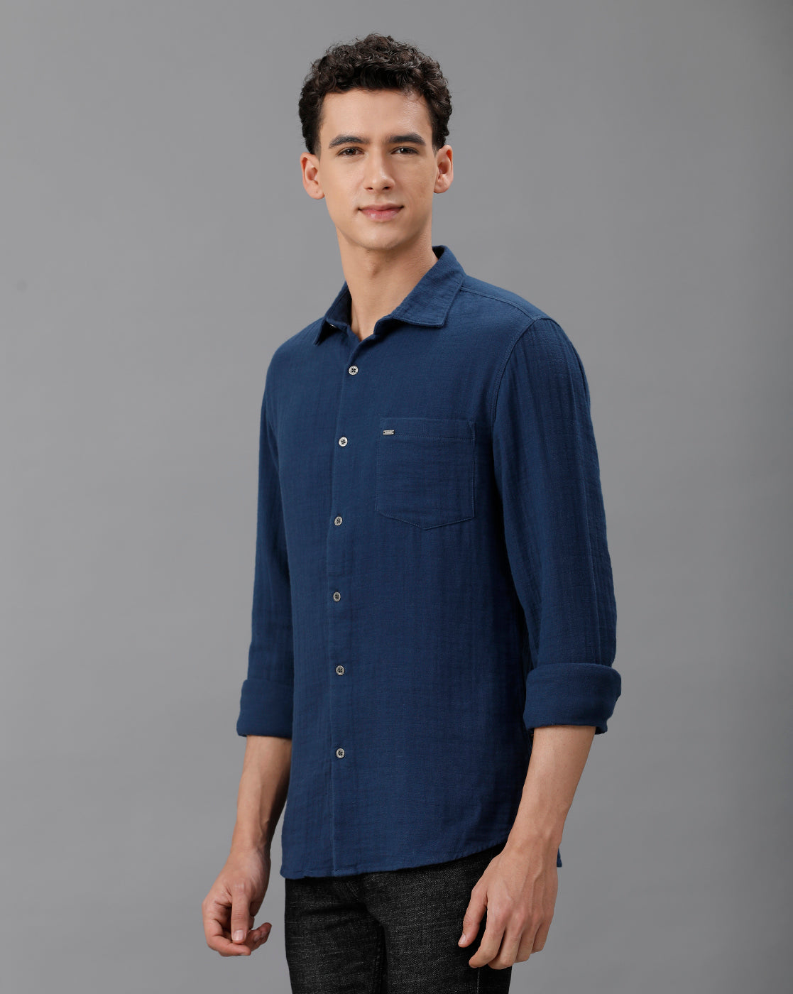 IDENTITI Men Slim Fit Regular Collar Solid Shirt In Blue.