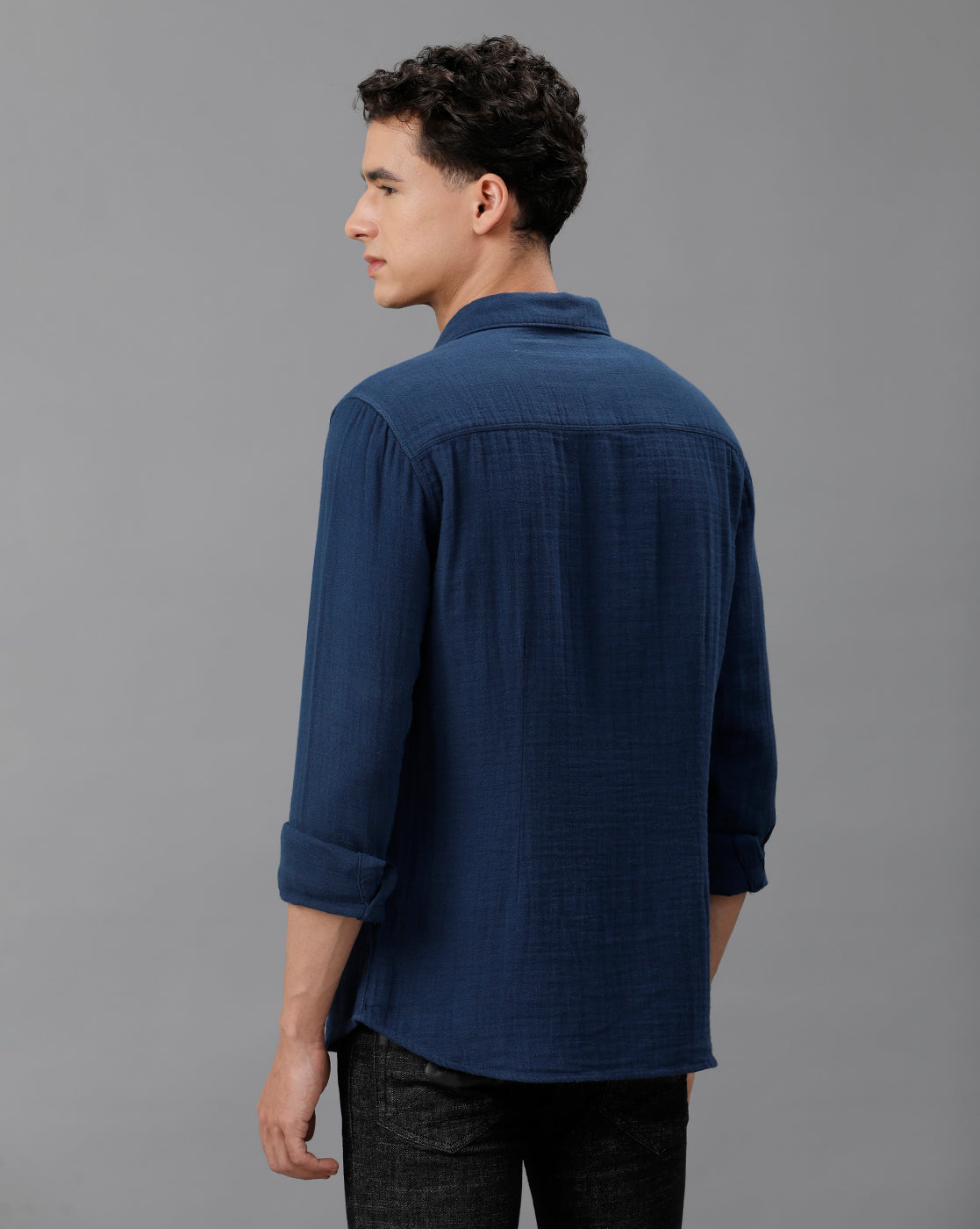 IDENTITI Men Slim Fit Regular Collar Solid Shirt In Blue.