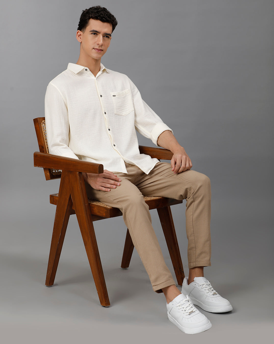 IDENTITI Men Slim Fit Regular Collar Solid Shirt In Cream.