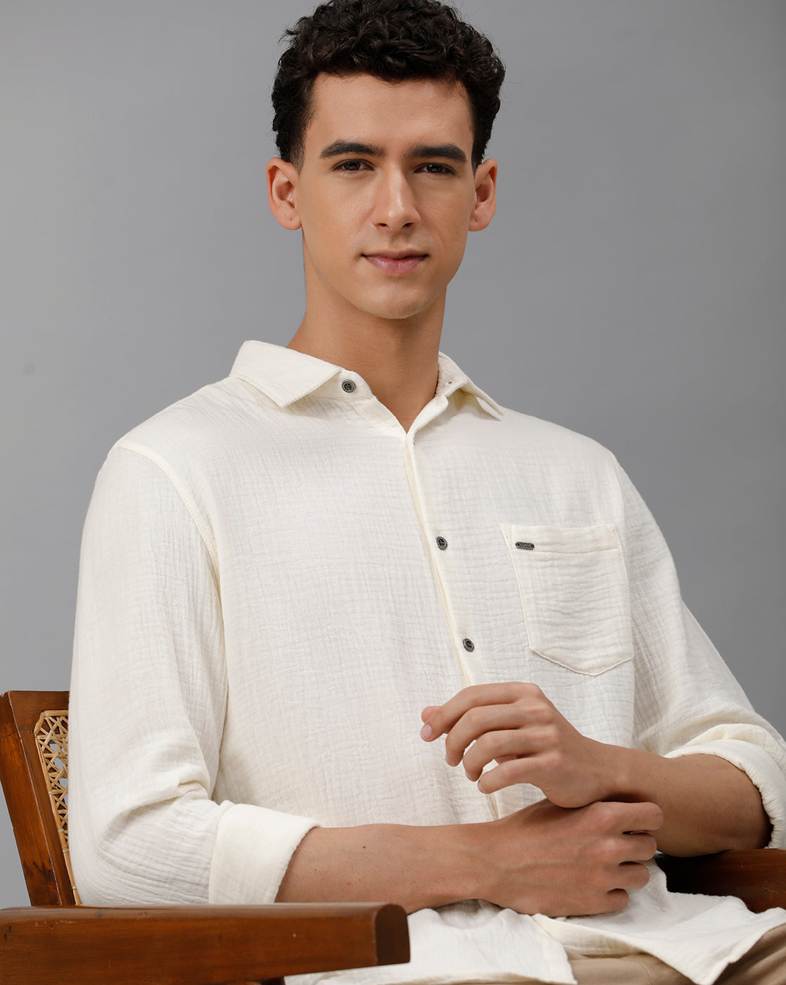 IDENTITI Men Slim Fit Regular Collar Solid Shirt In Cream.