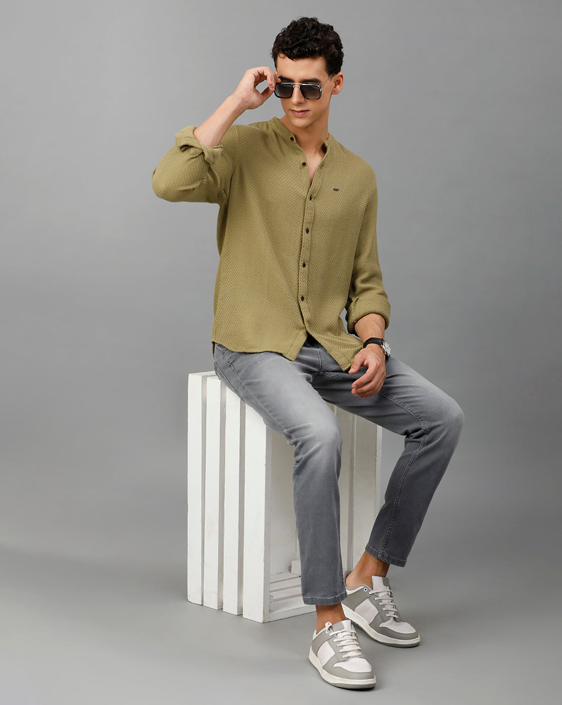 IDENTITI Men Slim Fit Mandarin Collar Solid Shirt In Green.