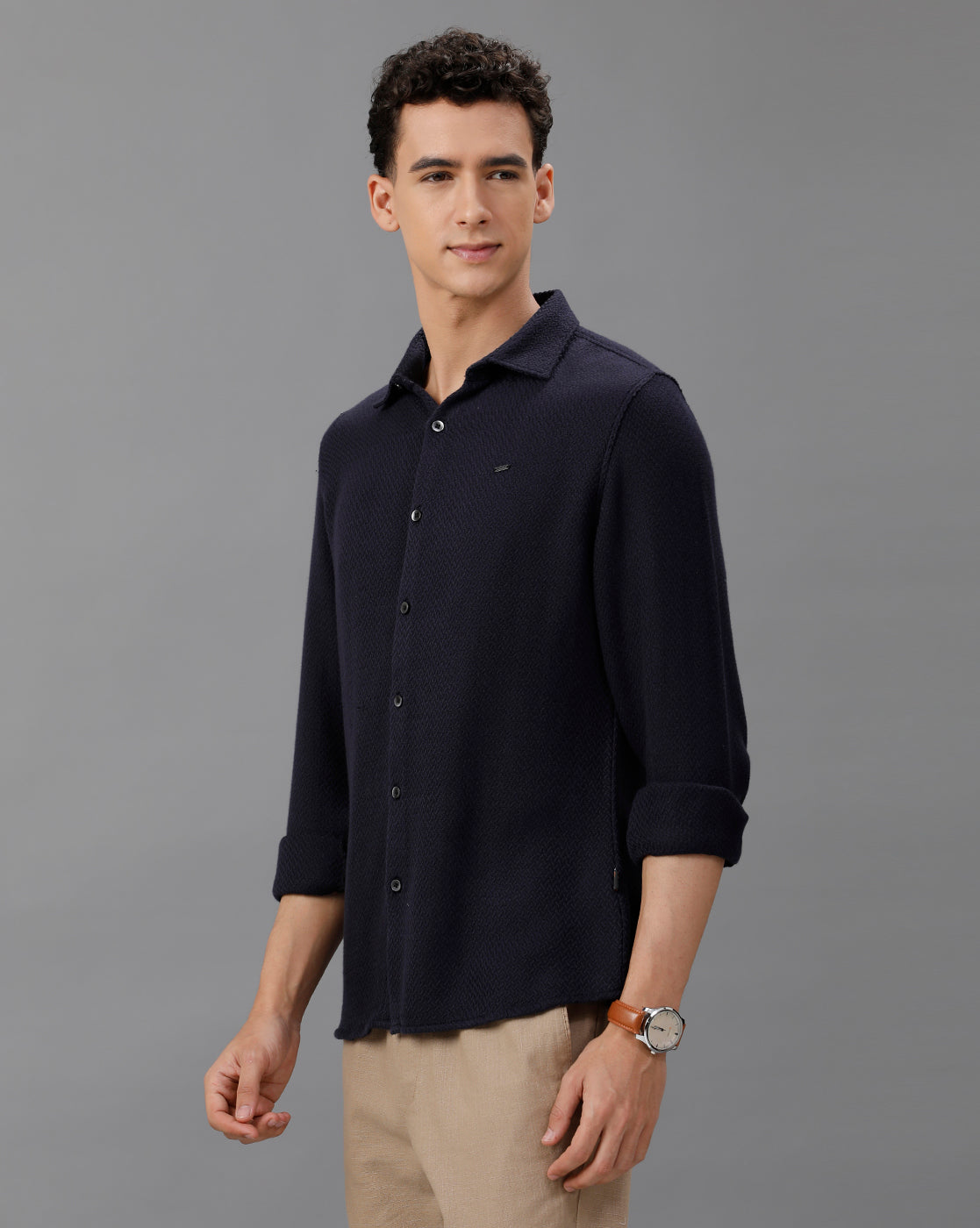 IDENTITI Men Slim Fit Regular Collar Solid Shirt In Navy.
