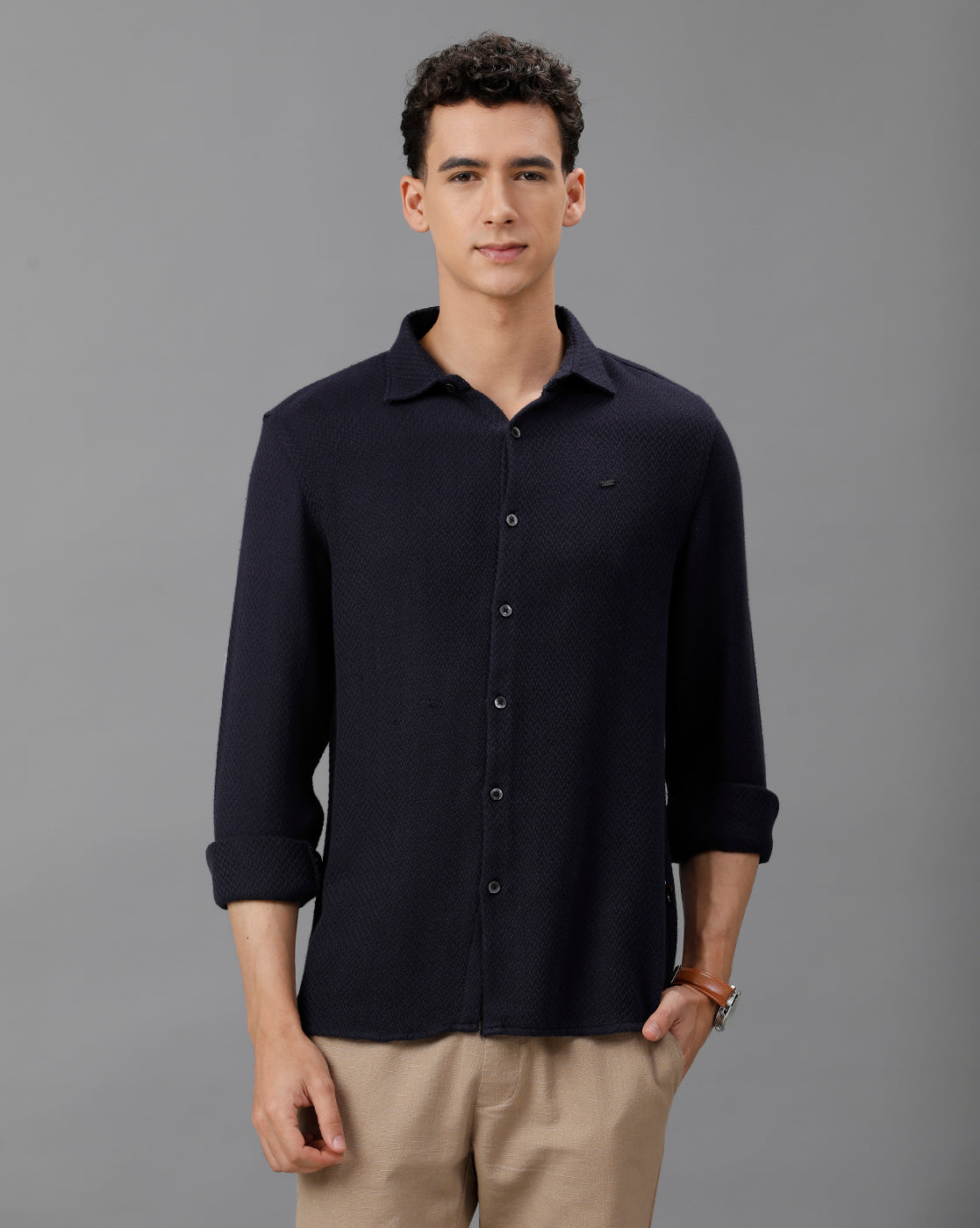 IDENTITI Men Slim Fit Regular Collar Solid Shirt In Navy.