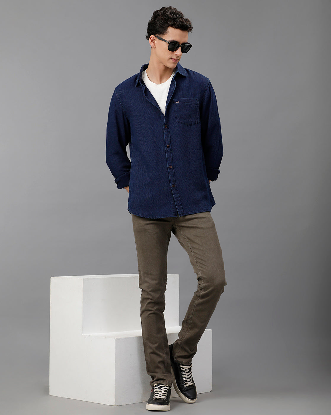 IDENTITI Men Slim Fit Regular Collar Solid Shirt In Indigo.