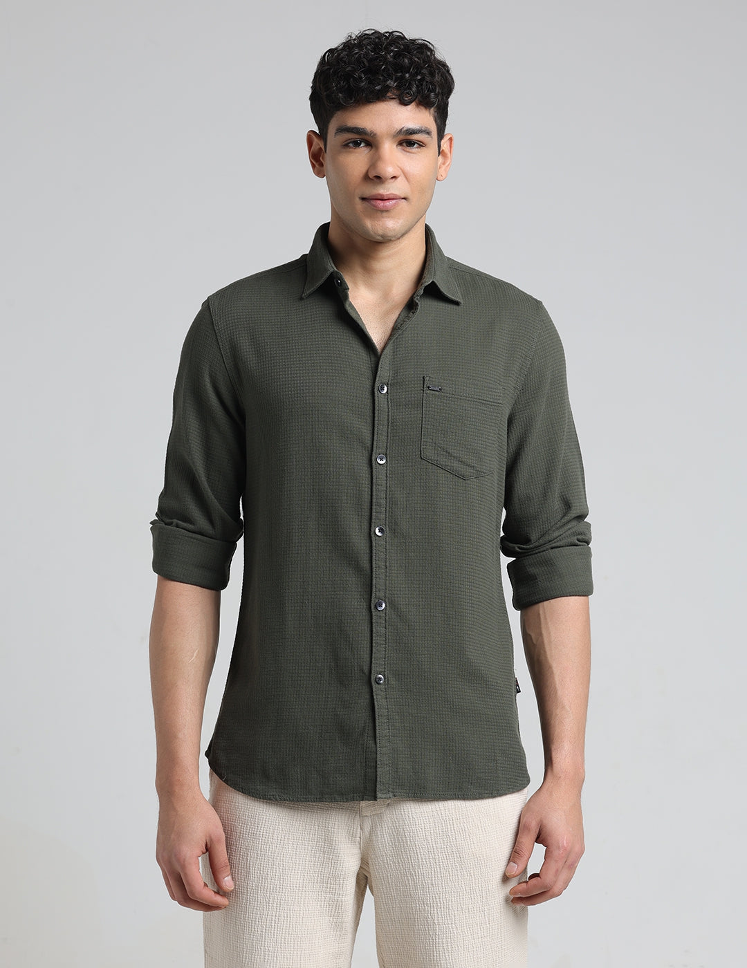 IDENTITI Men Slim Fit Regular Collar Solid Shirt In Green.