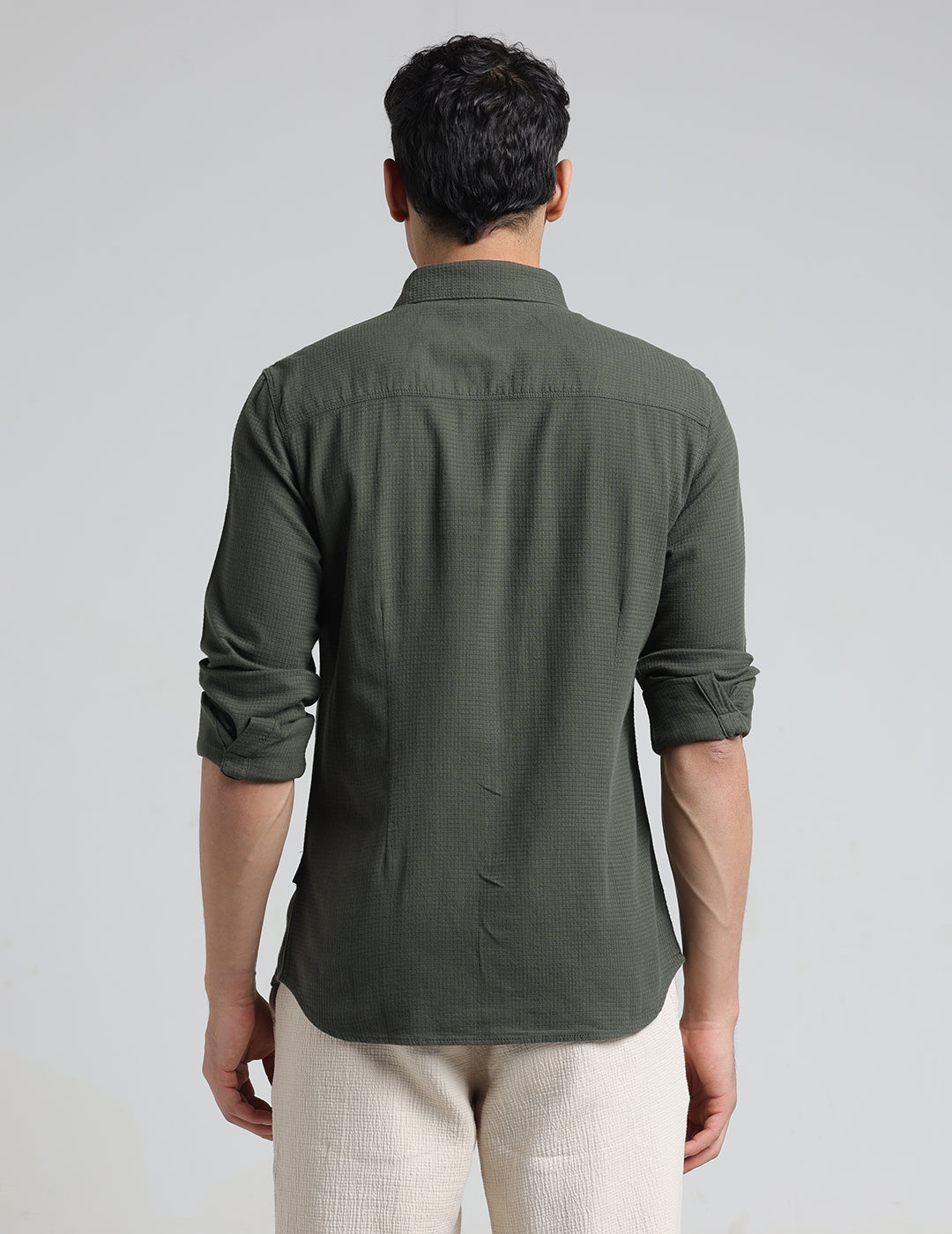 IDENTITI Men Slim Fit Regular Collar Solid Shirt In Green.