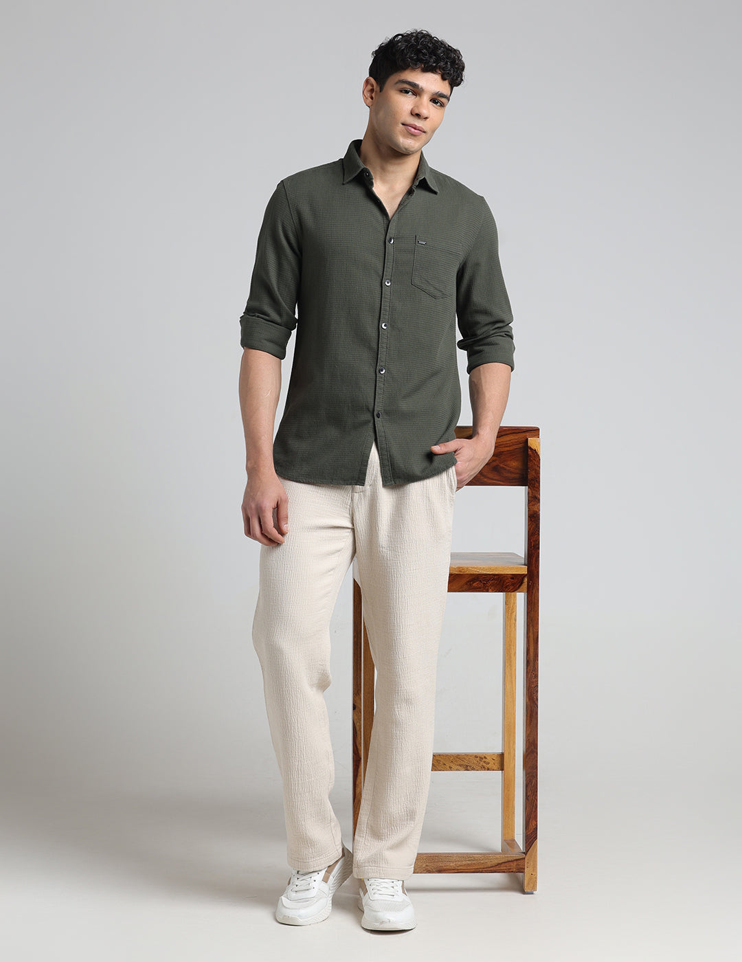 IDENTITI Men Slim Fit Regular Collar Solid Shirt In Green.