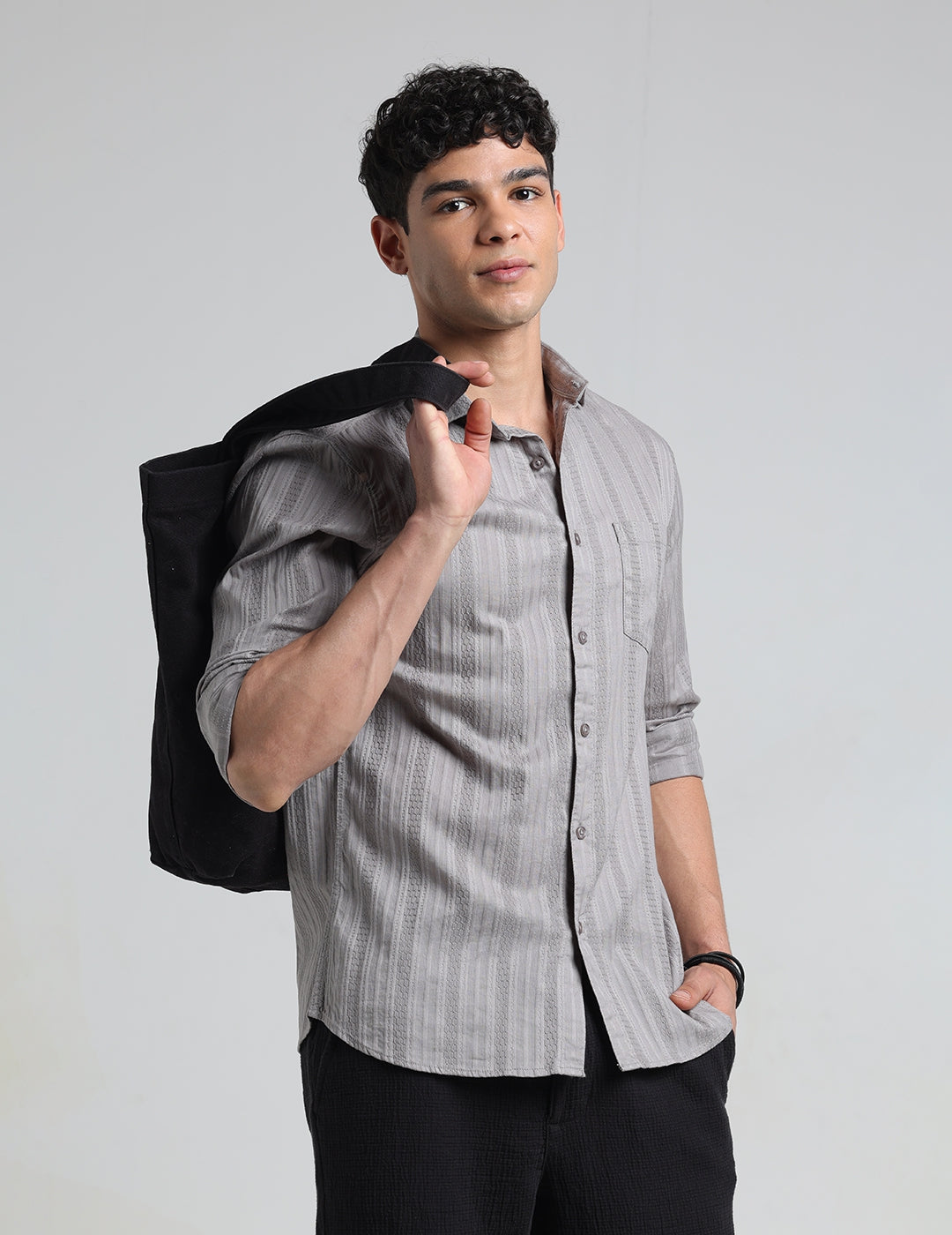 IDENTITI Men Slim Fit Cutaway Collar Solid Shirt In Grey.