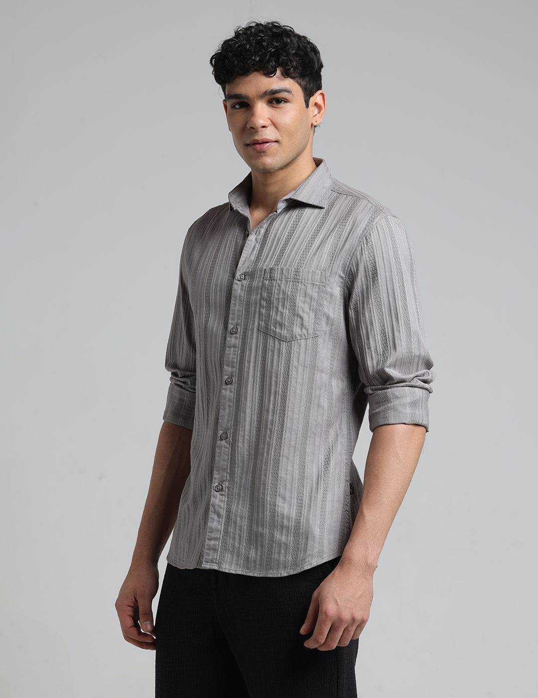 IDENTITI Men Slim Fit Cutaway Collar Solid Shirt In Grey.