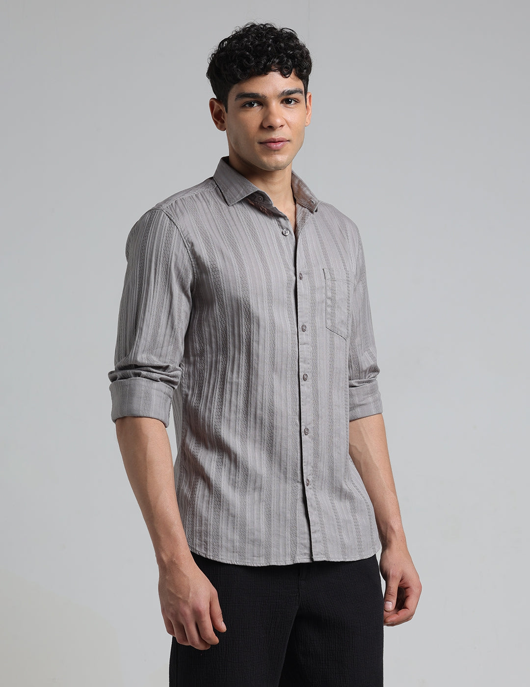 IDENTITI Men Slim Fit Cutaway Collar Solid Shirt In Grey.