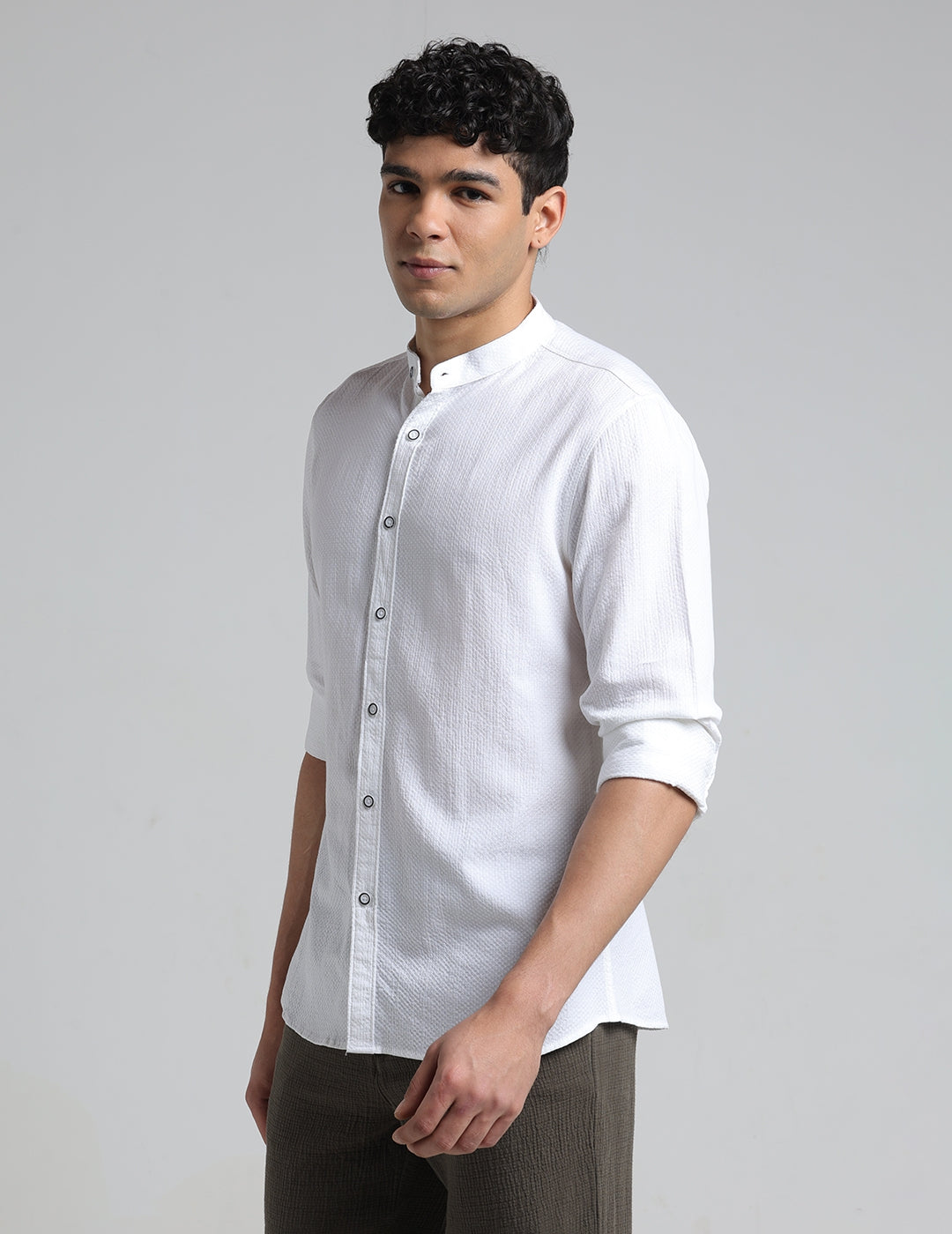 IDENTITI Men Slim Fit Mandarin Collar Solid Shirt In White.