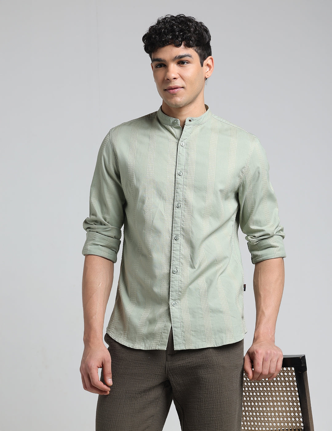 IDENTITI Men Slim Fit Mandarin Collar Solid Shirt In Pista Green.