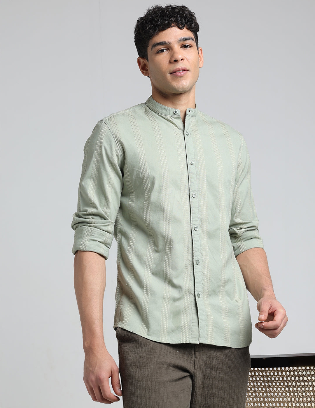 IDENTITI Men Slim Fit Mandarin Collar Solid Shirt In Pista Green.