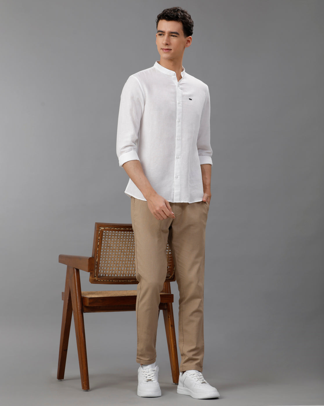 IDENTITI Men Slim Fit Mandarin Collar Solid Shirt In White.