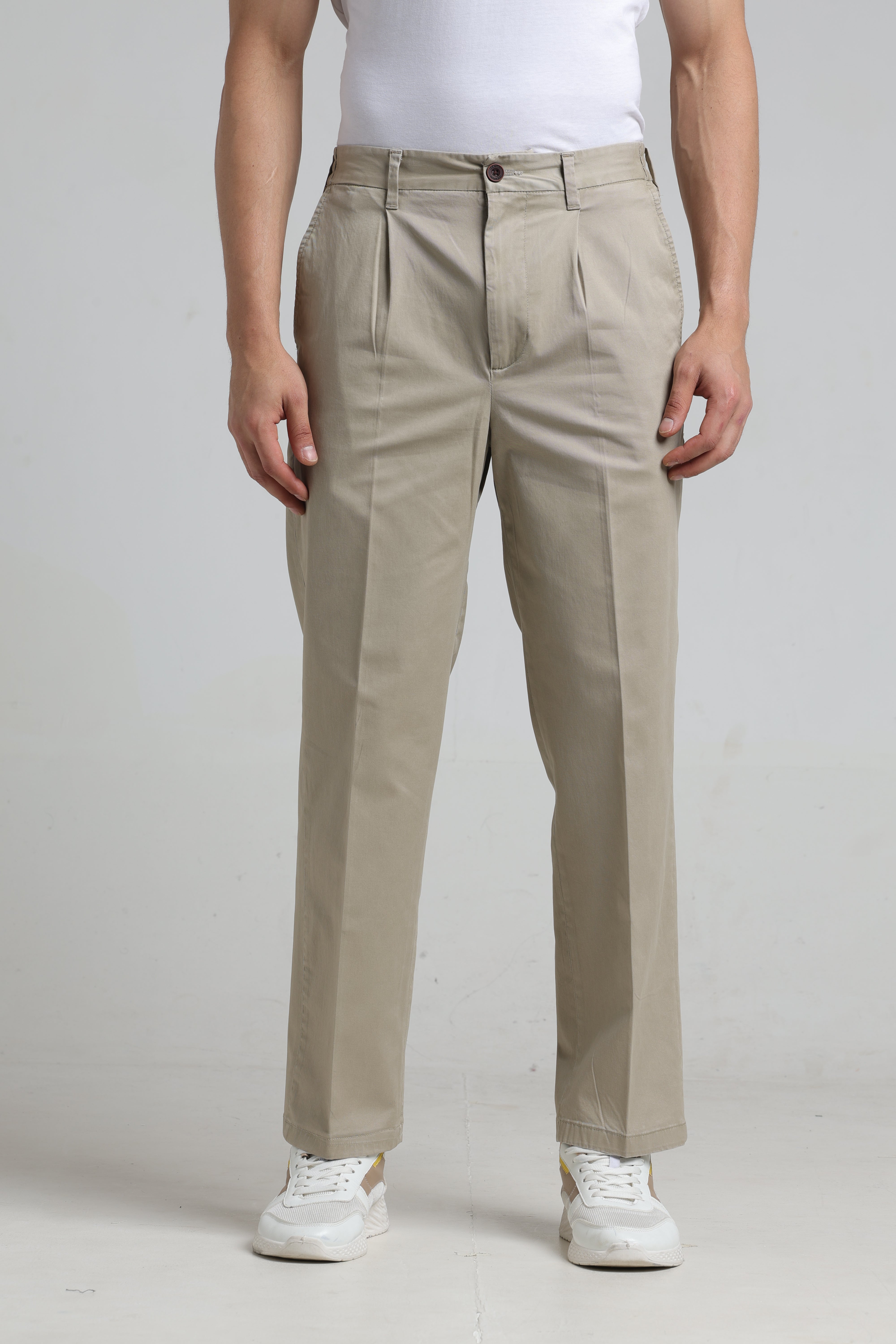 Men Fashion Korean Loose Fit Pleated Trousers In Solid - Sand