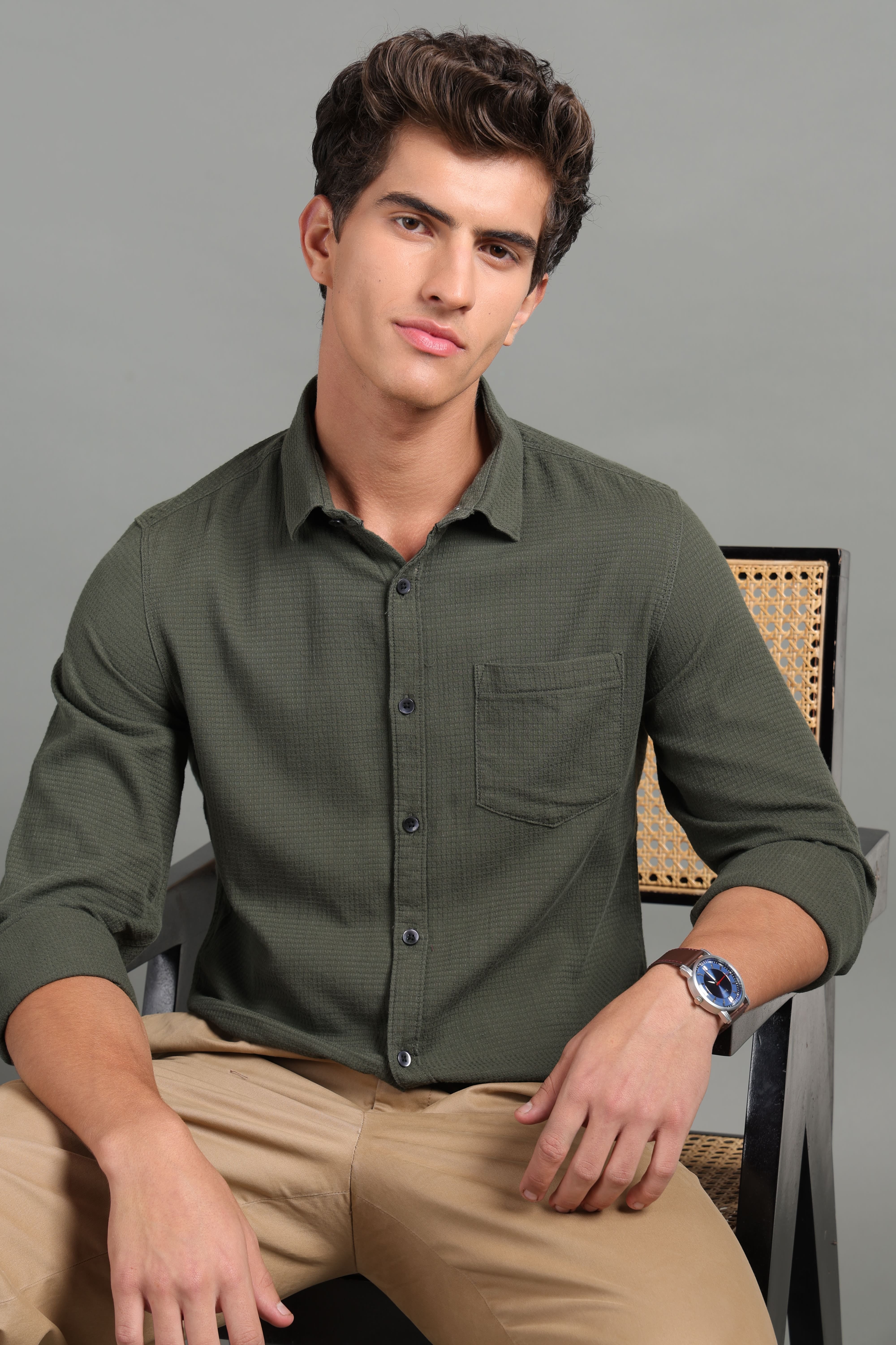 IDENTITI Men Slim Fit Regular Collar Solid Shirt In Green.