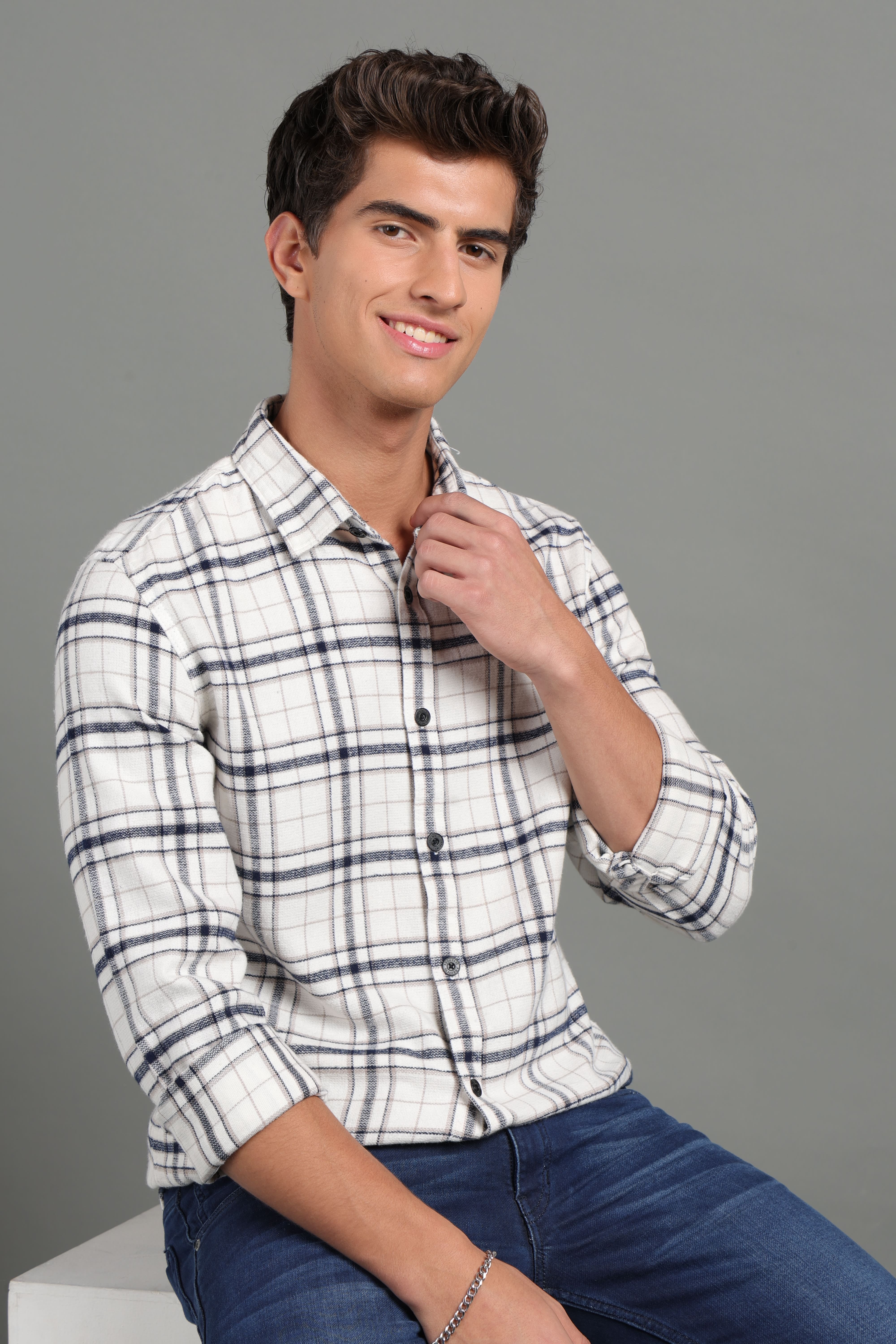 IDENTITI Men Slim Fit Regular Collar Checks Shirt In White.