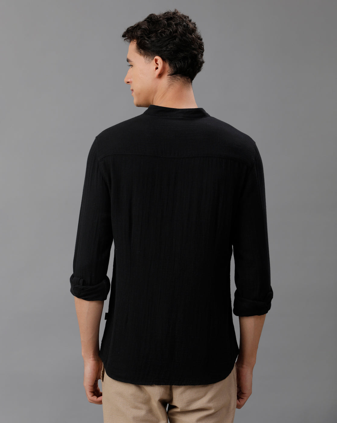 IDENTITI Men Slim Fit Mandarin Collar Solid Knit Shirt In Black.