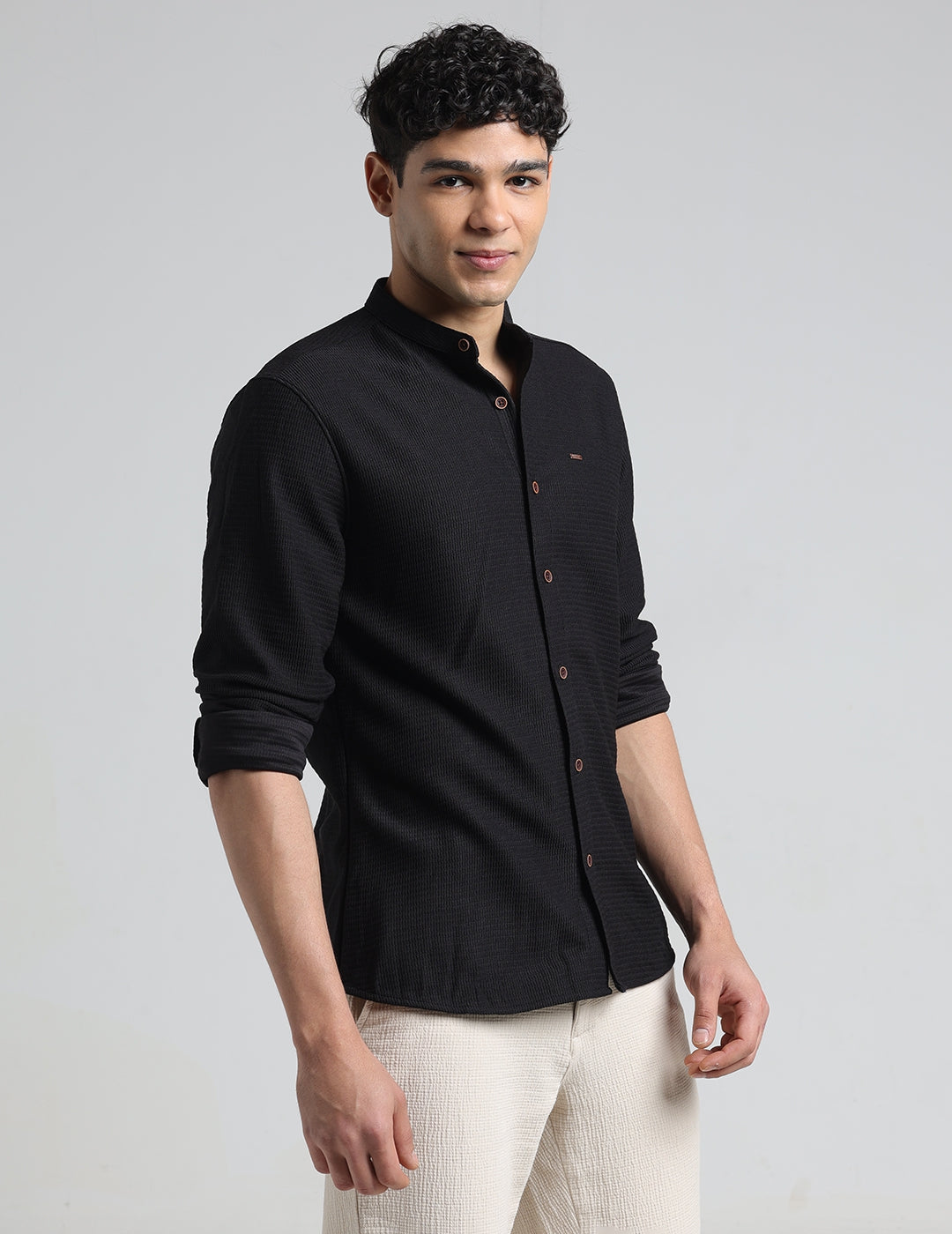 IDENTITI Men Slim Fit Mandarin Collar Solid Shirt In Black.
