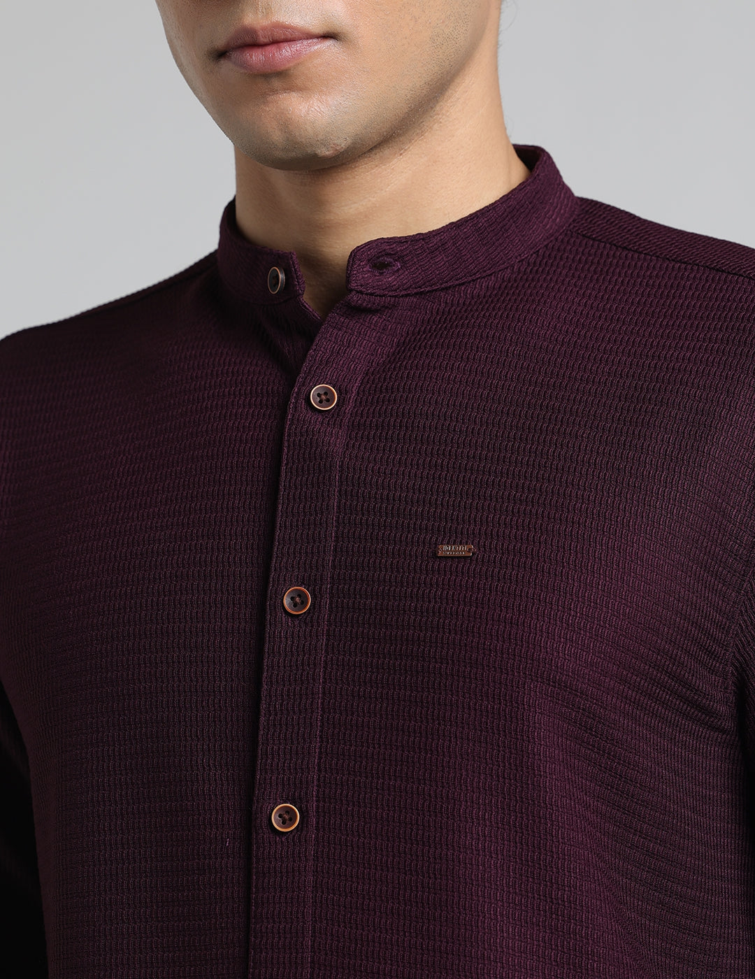 IDENTITI Men Slim Fit Mandarin Collar Solid Shirt In Wine.