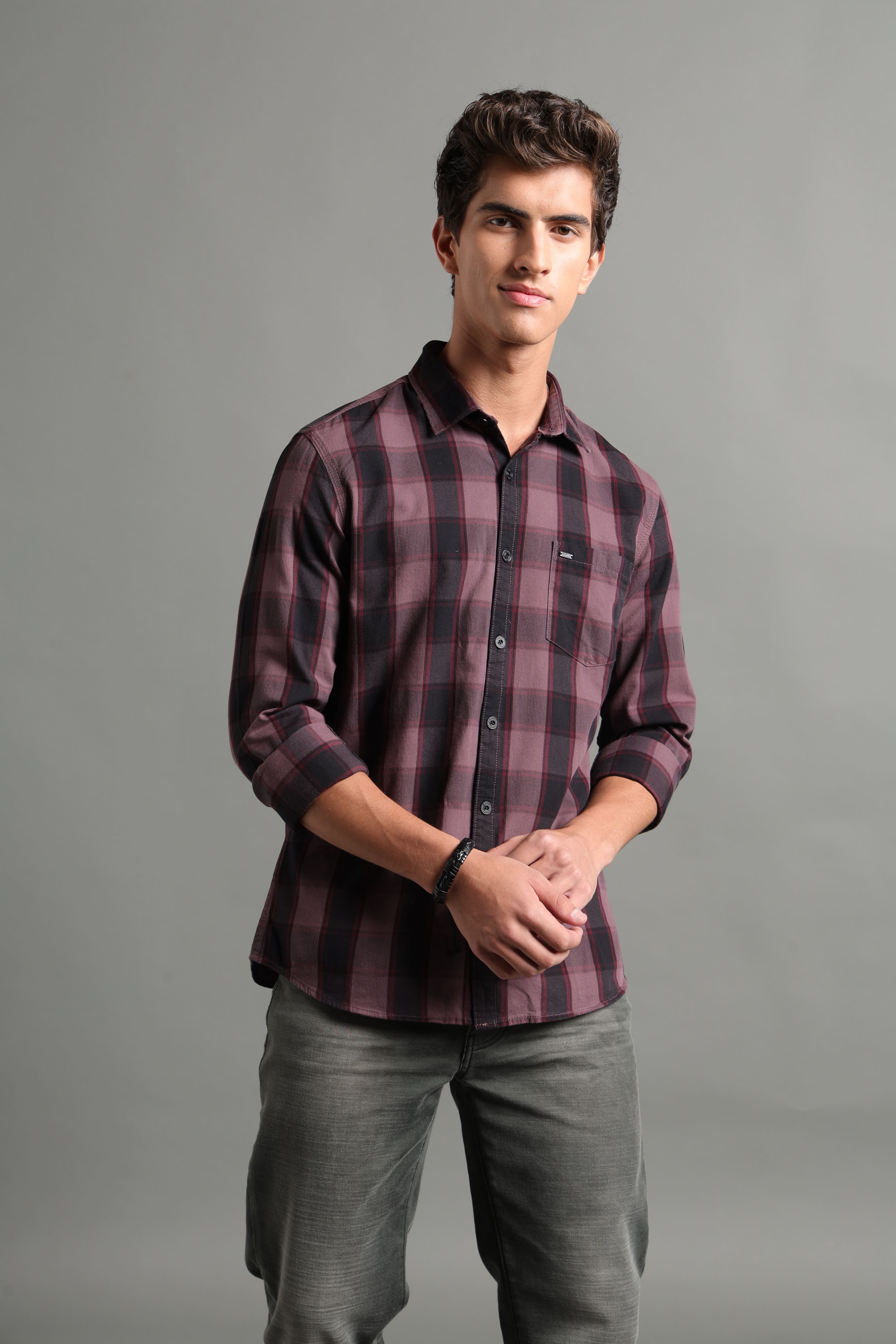 IDENTITI Men Slim Fit Regular Collar Checks Shirt In Wine.
