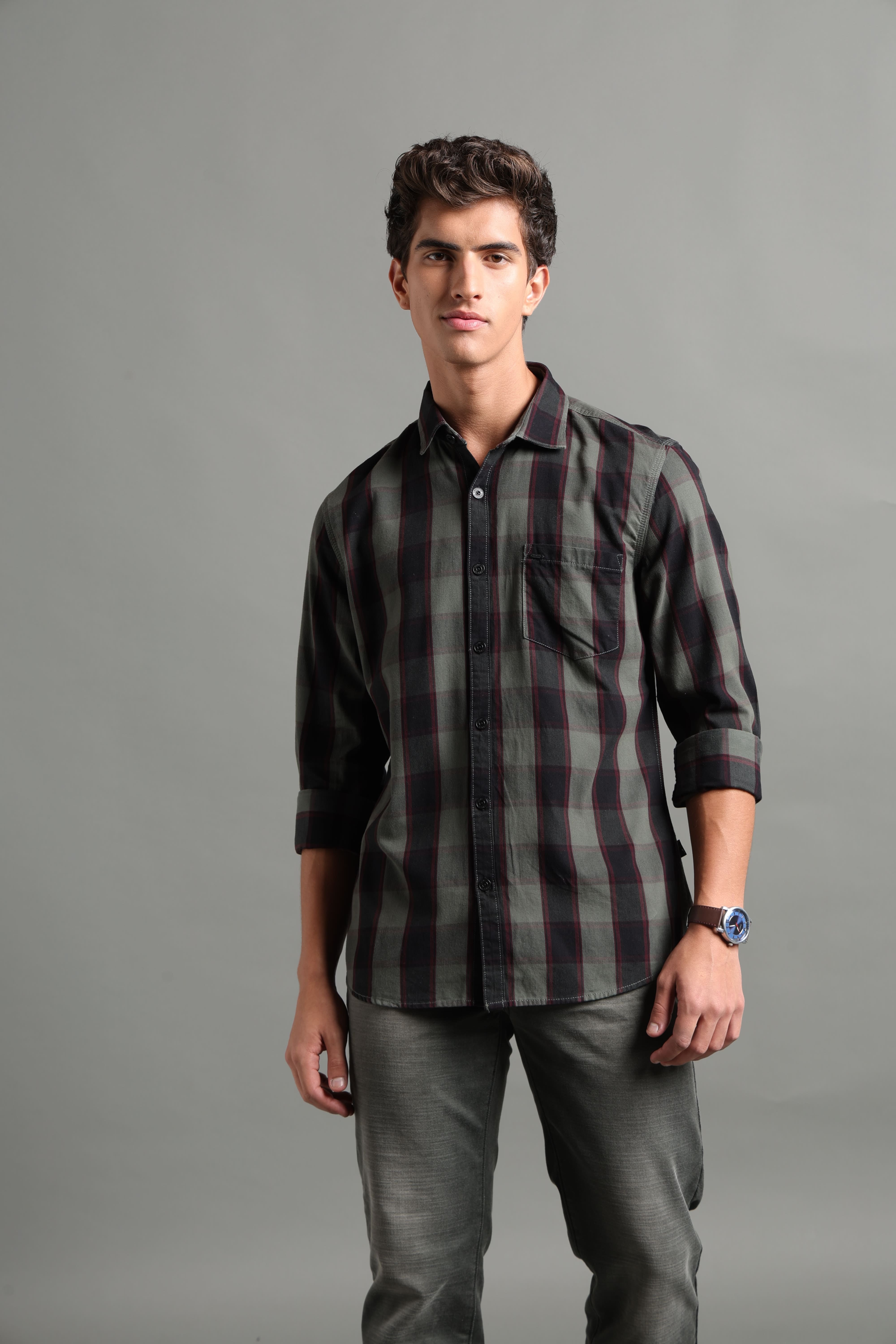 IDENTITI Men Slim Fit Regular Collar Checks Shirt In Green.