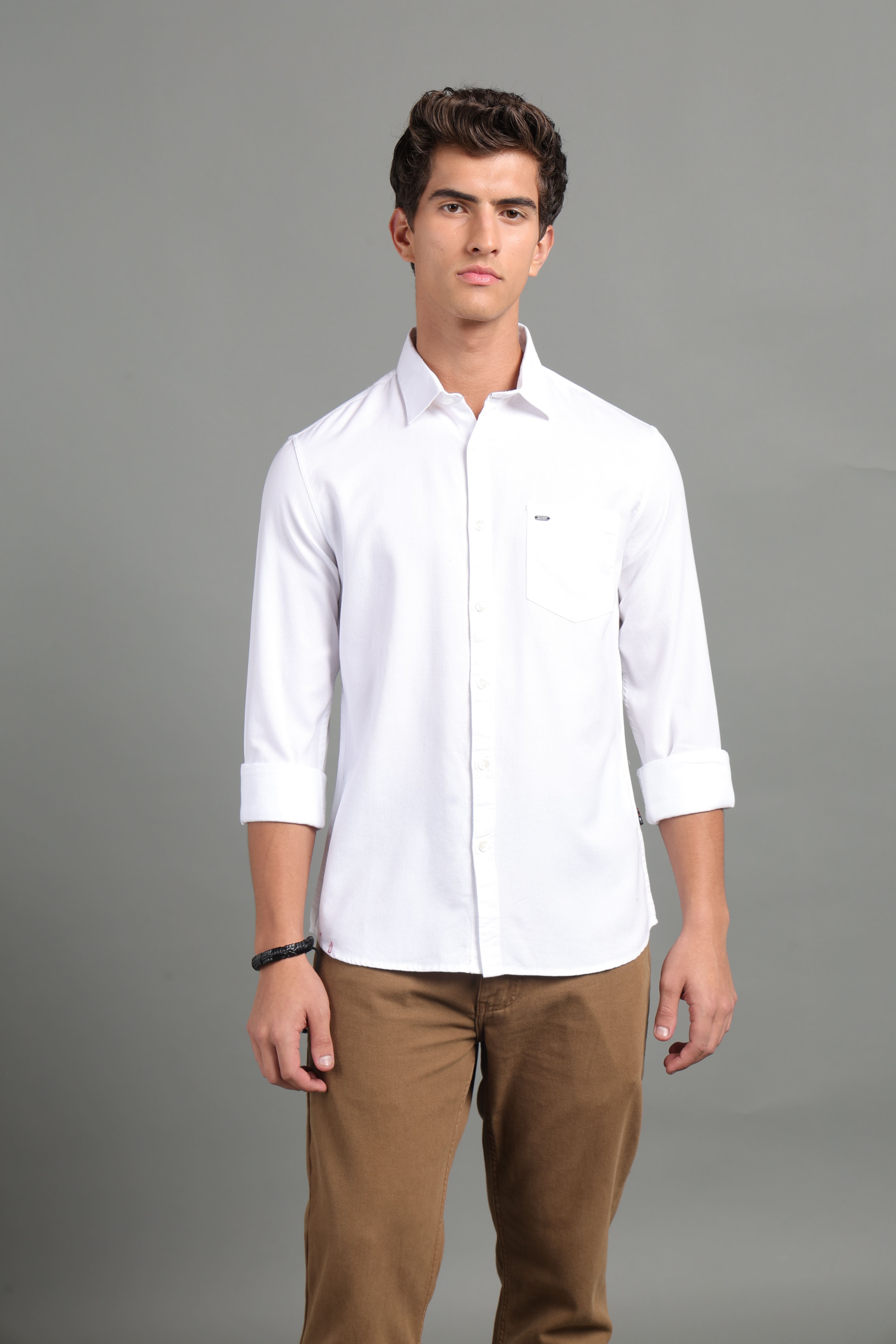 IDENTITI Men Slim Fit Regular Collar Solid Shirt In White.