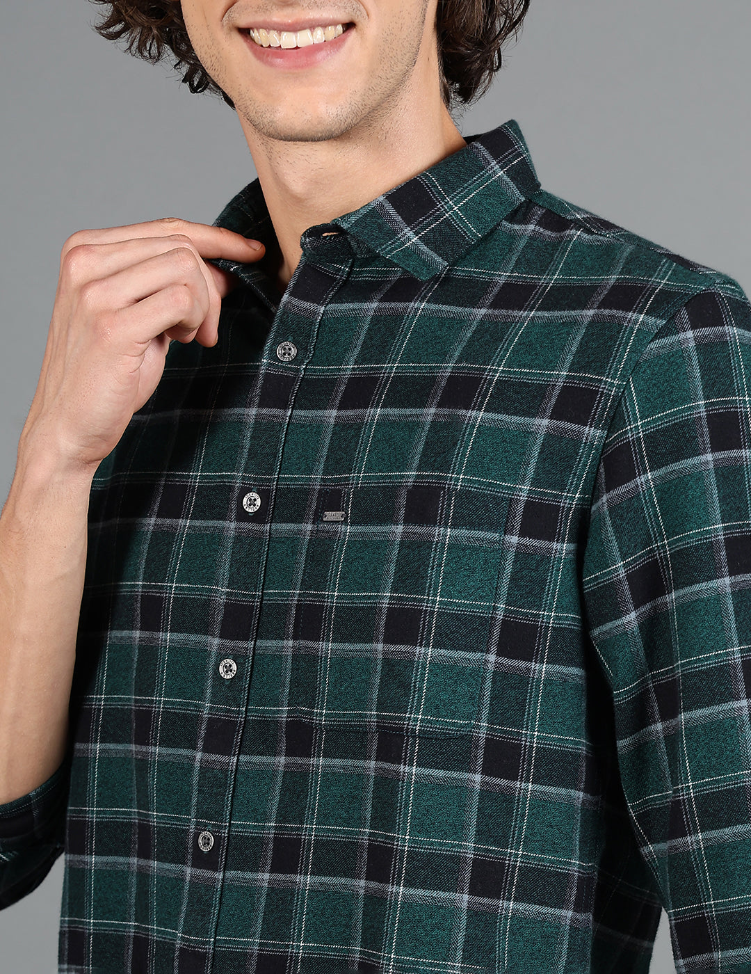 IDENTITI Men Slim Fit Regular Collar Checks Shirt In Green.