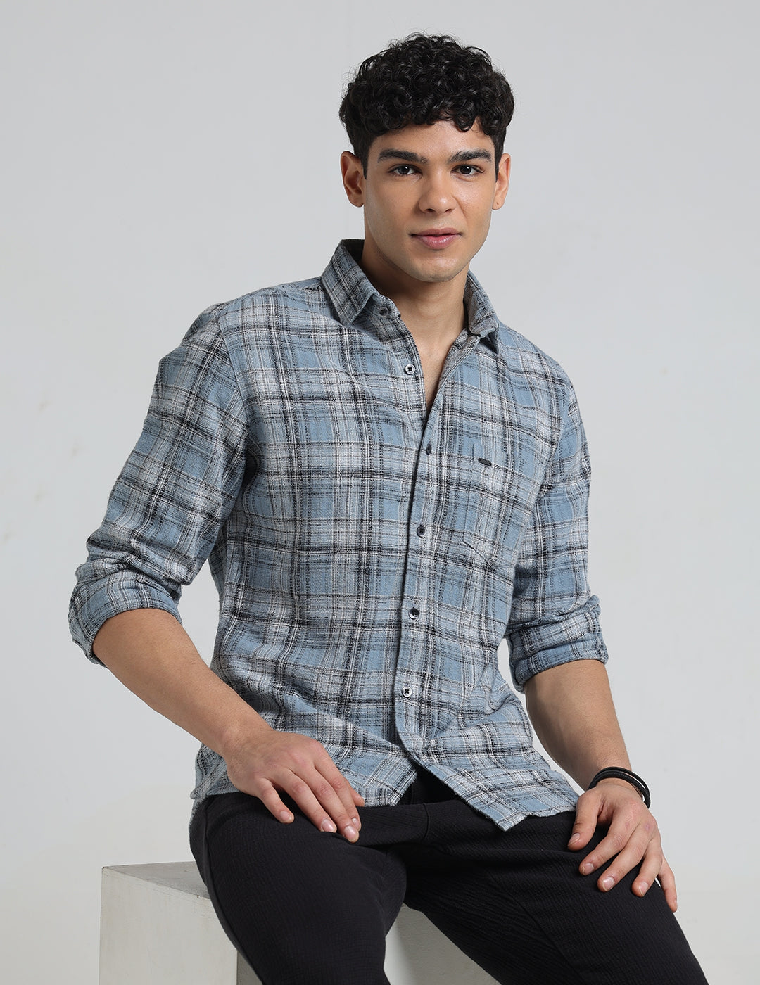 IDENTITI Men Slim Fit Regular Collar Checks Shirt In Blue.