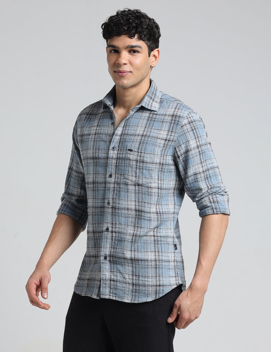 IDENTITI Men Slim Fit Regular Collar Checks Shirt In Blue.
