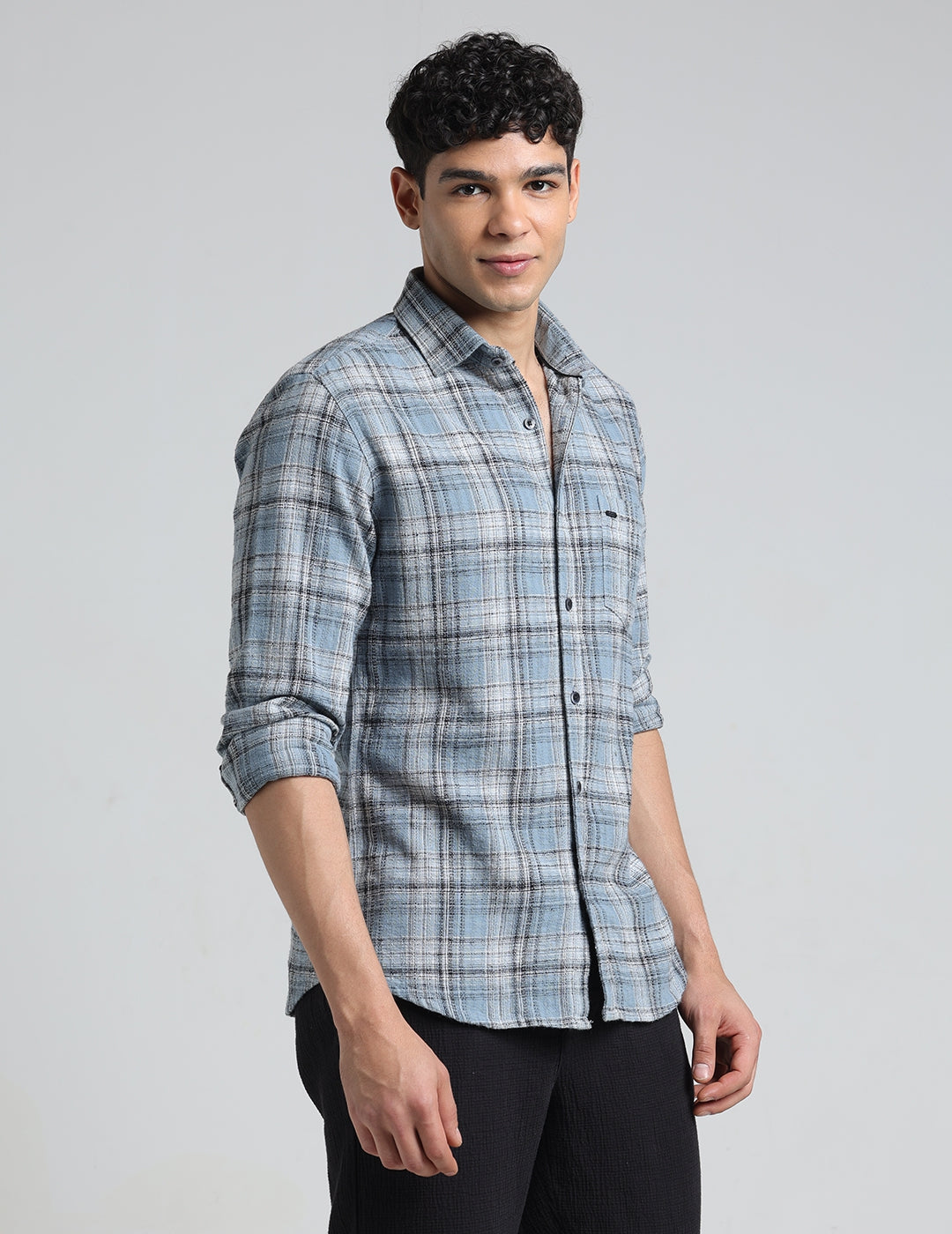 IDENTITI Men Slim Fit Regular Collar Checks Shirt In Blue.