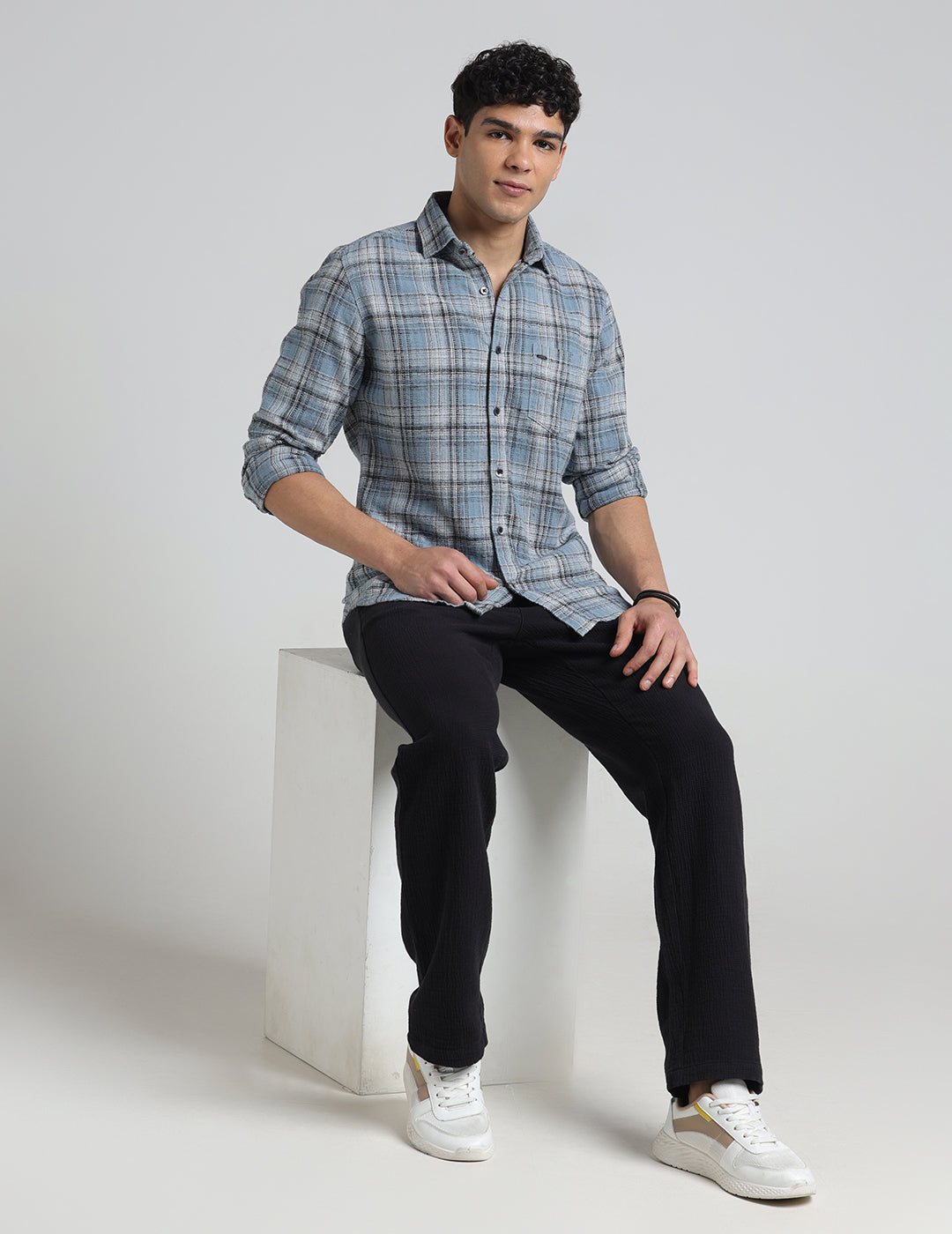 IDENTITI Men Slim Fit Regular Collar Checks Shirt In Blue.