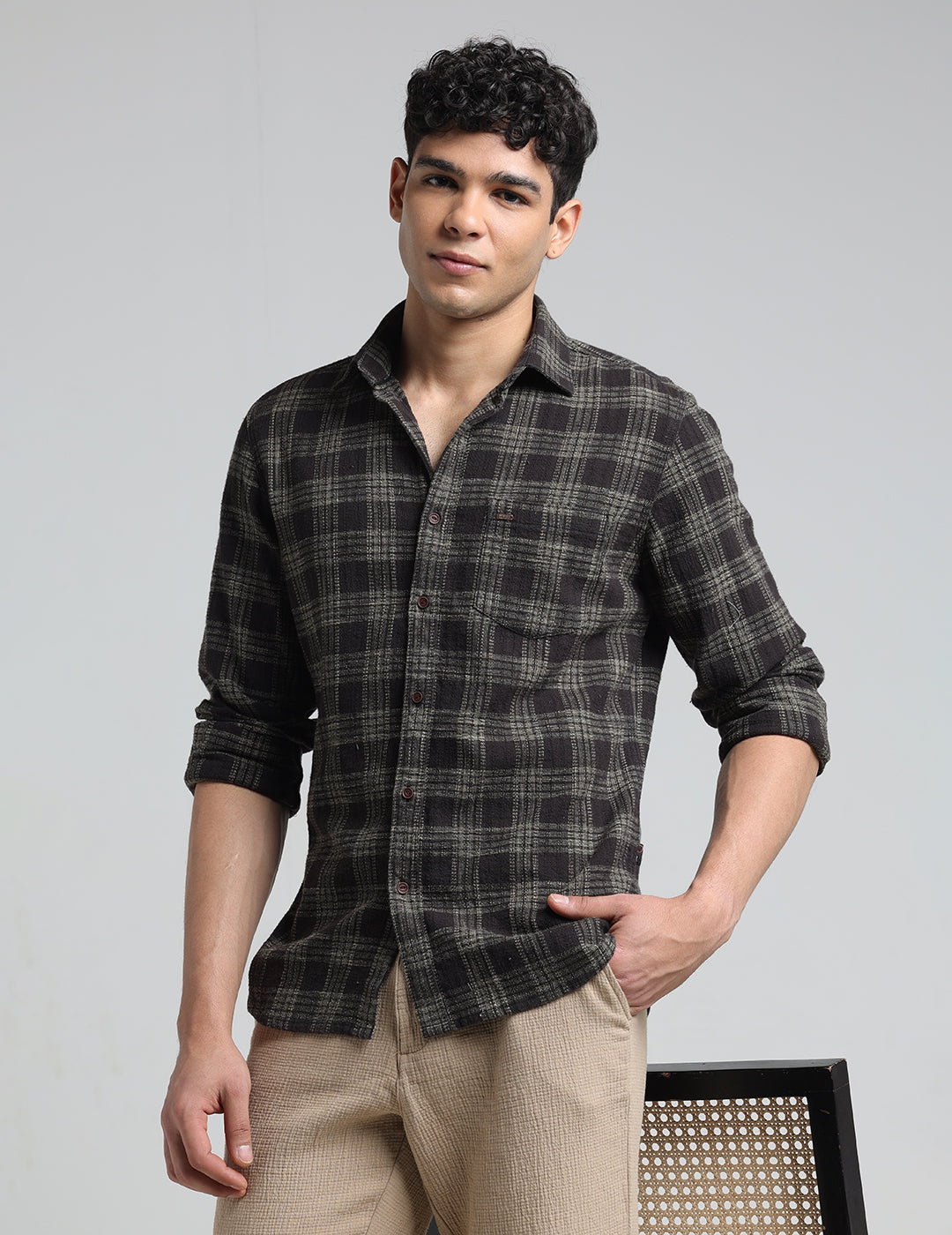 IDENTITI Men Slim Fit Regular Collar Checks Shirt In Brown.