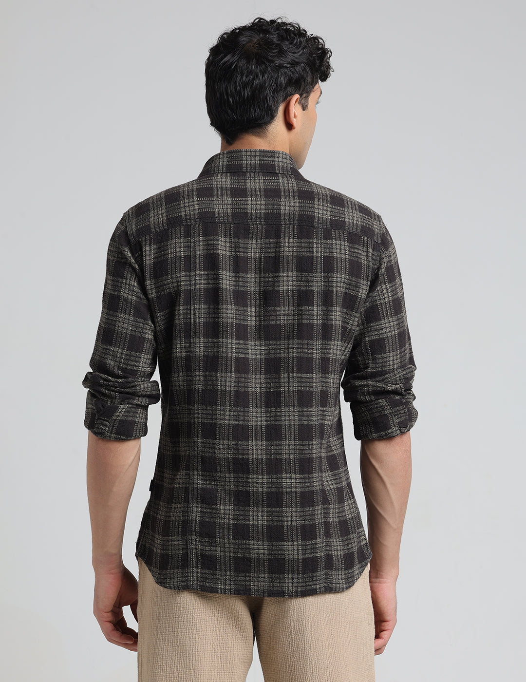 IDENTITI Men Slim Fit Regular Collar Checks Shirt In Brown.