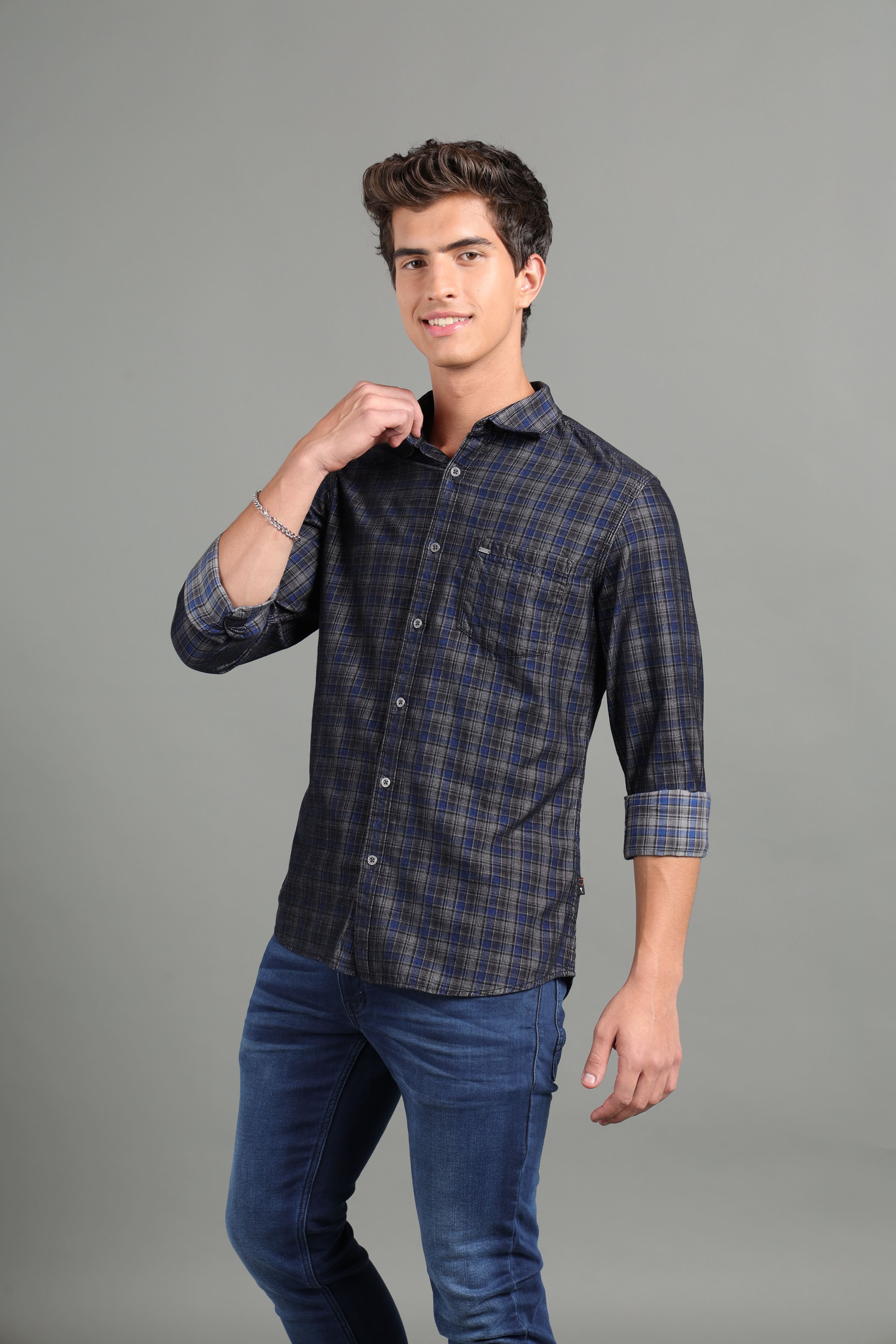 IDENTITI Men Slim Fit Regular Collar Checks Shirt In Black.