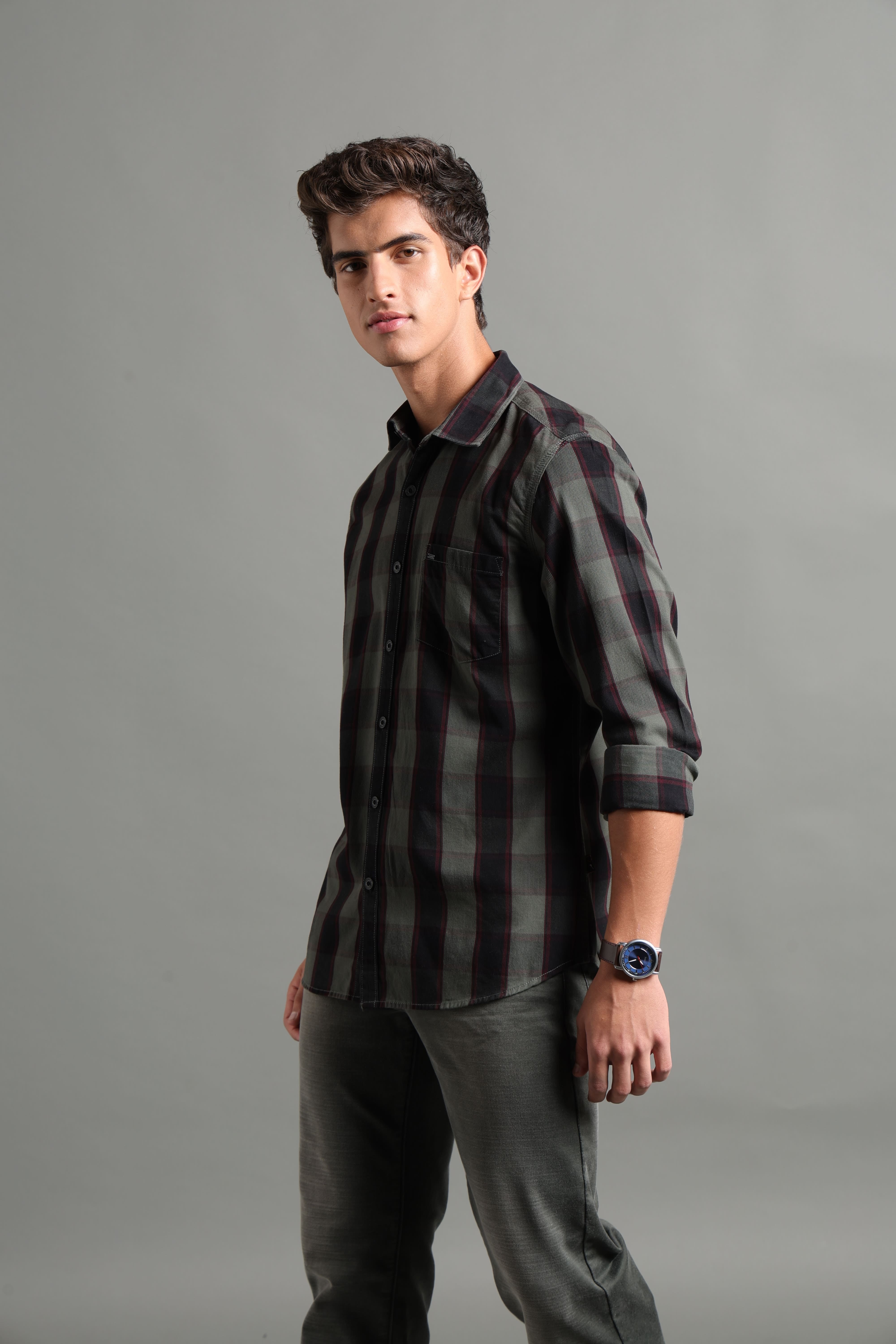 IDENTITI Men Slim Fit Regular Collar Checks Shirt In Green.
