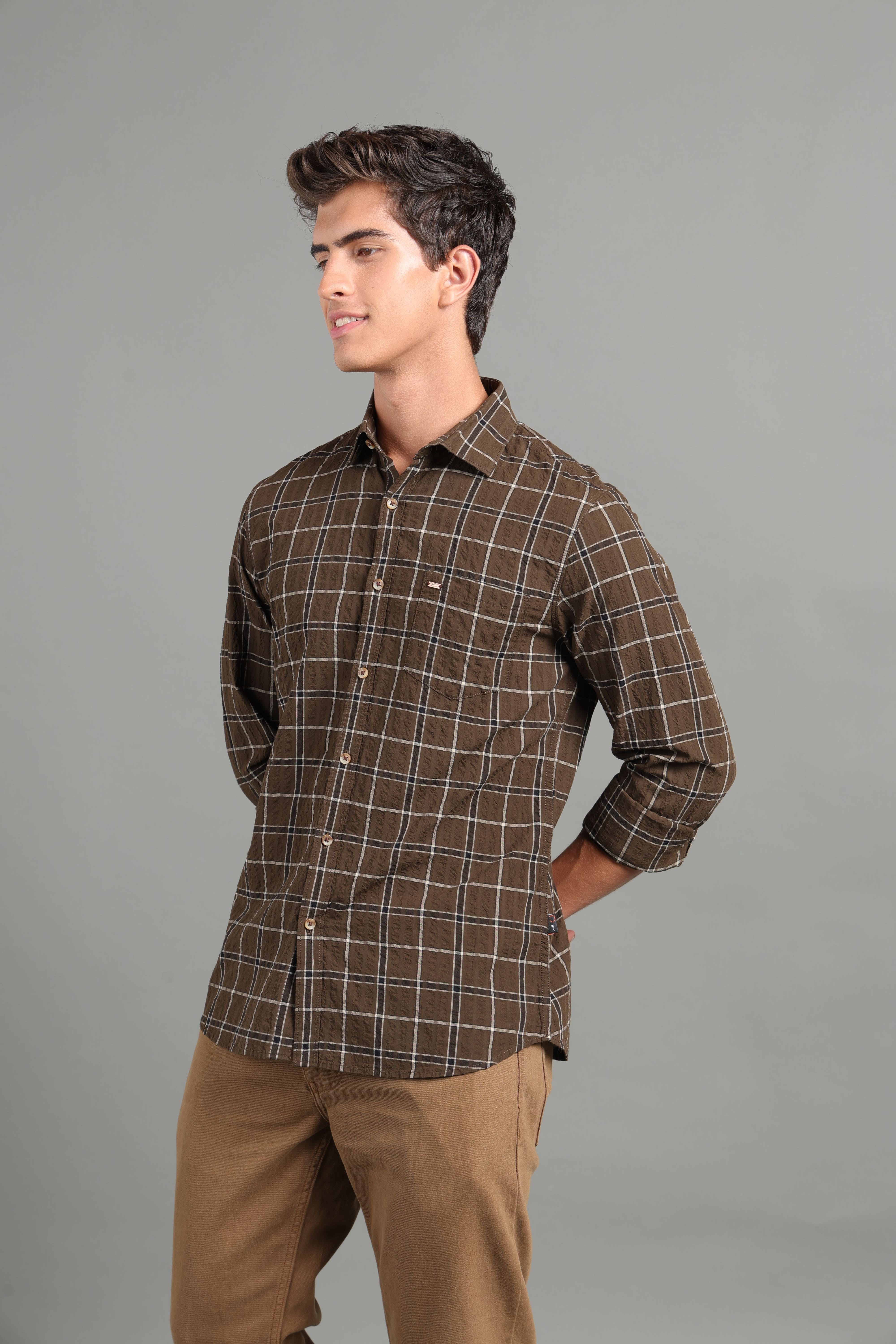 IDENTITI Men Slim Fit Regular Collar Checks Shirt In Brown.
