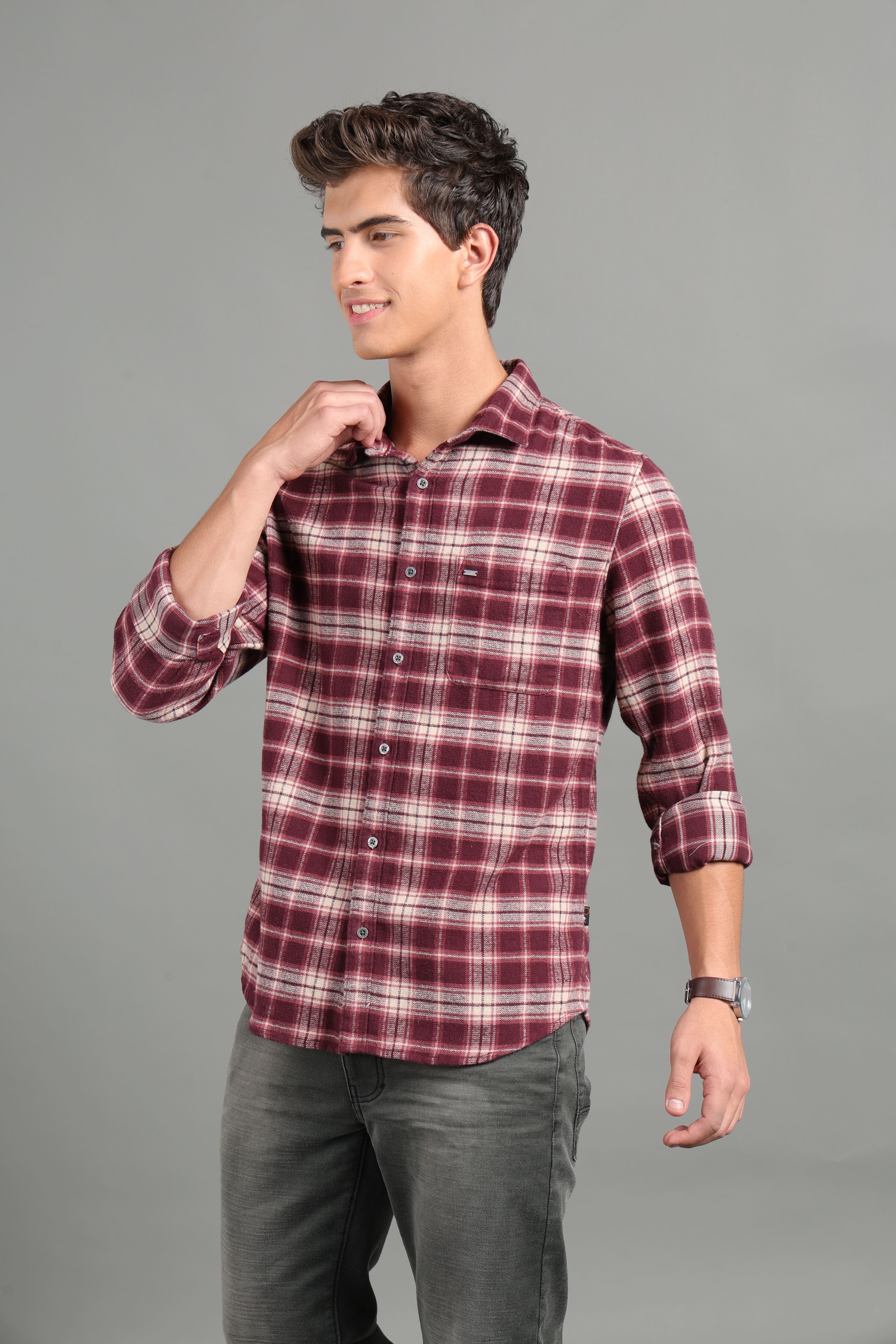 IDENTITI Men Slim Fit Regular Collar Checks Shirt In Wine.