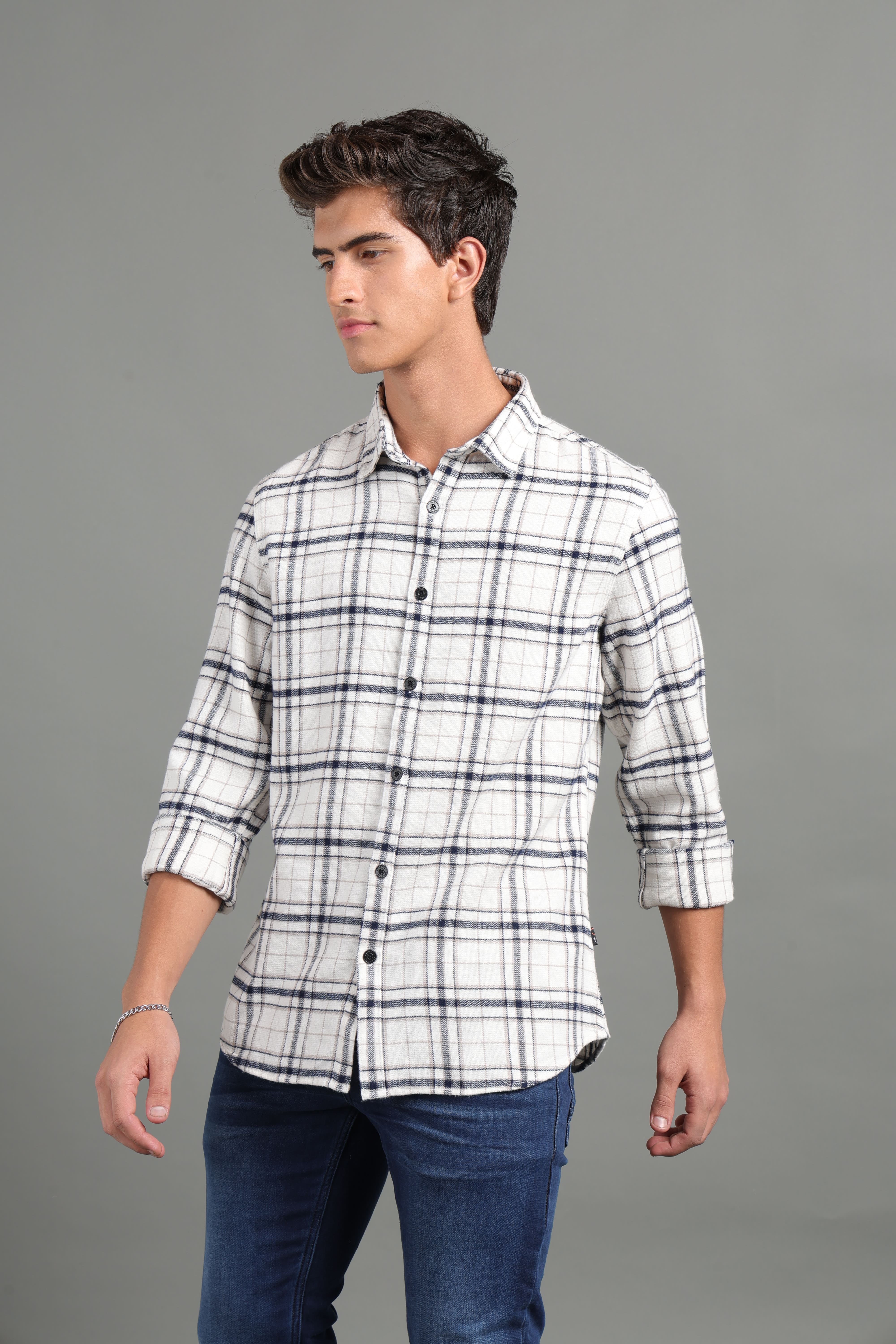 IDENTITI Men Slim Fit Regular Collar Checks Shirt In White.
