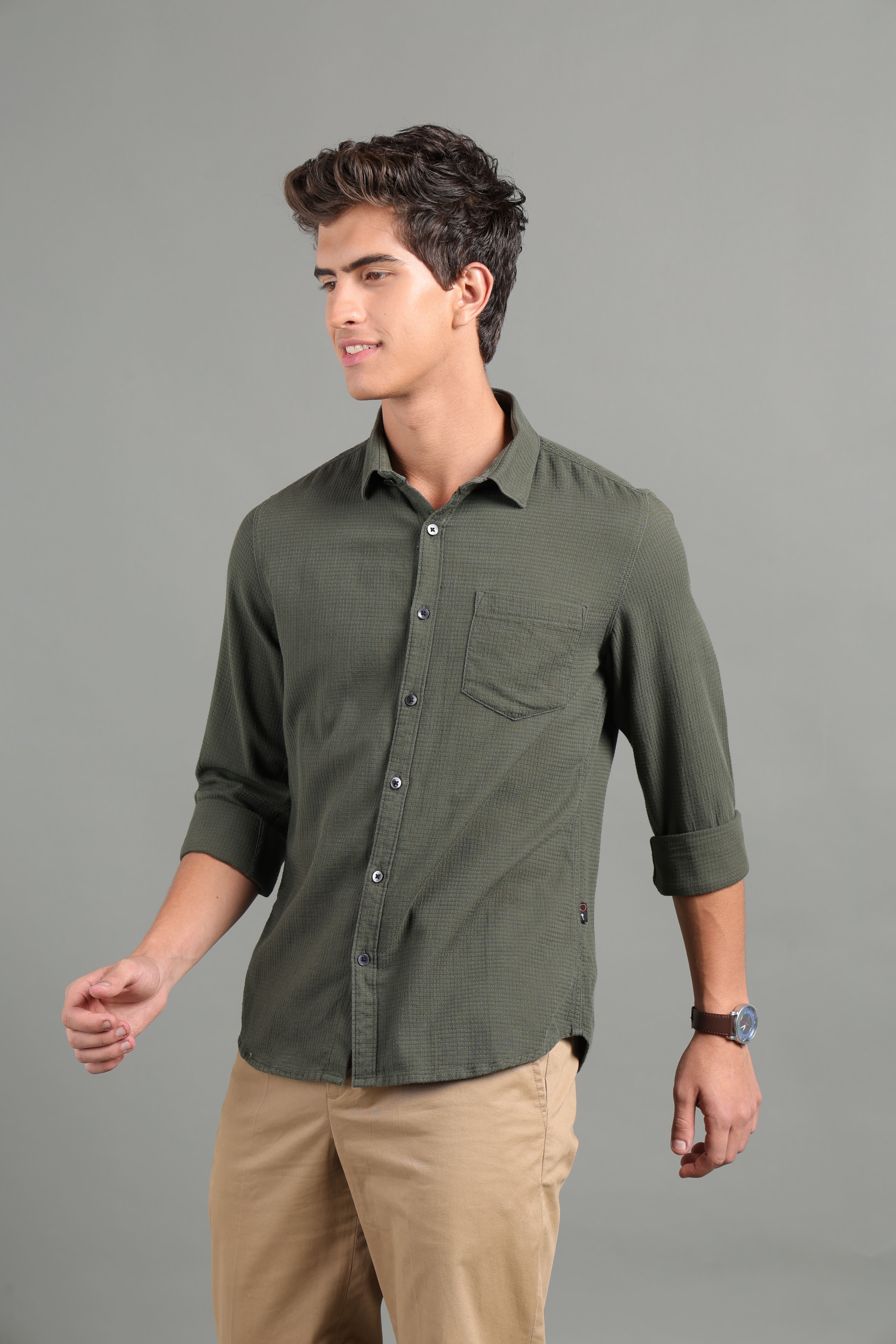 IDENTITI Men Slim Fit Regular Collar Solid Shirt In Green.