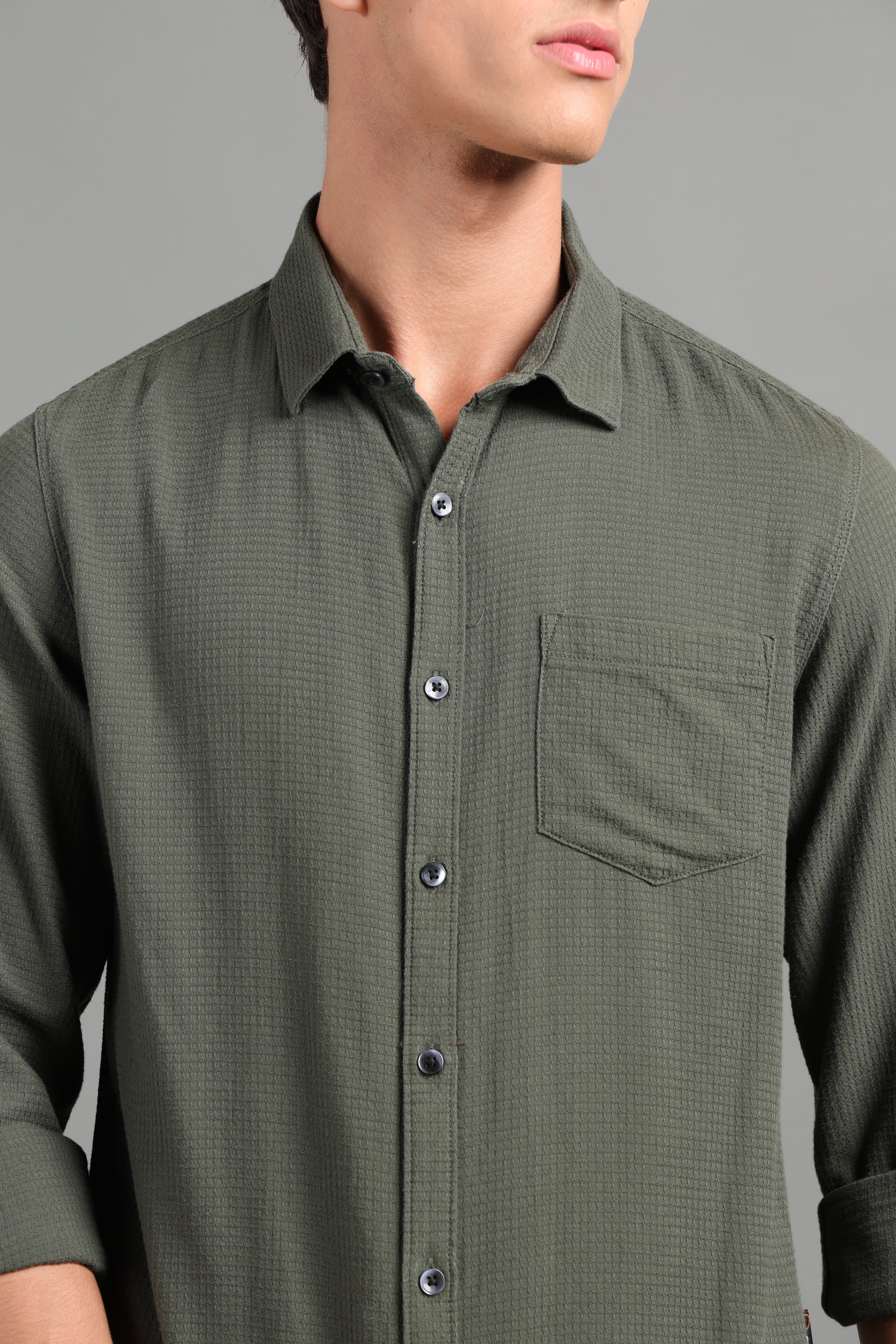 IDENTITI Men Slim Fit Regular Collar Solid Shirt In Green.