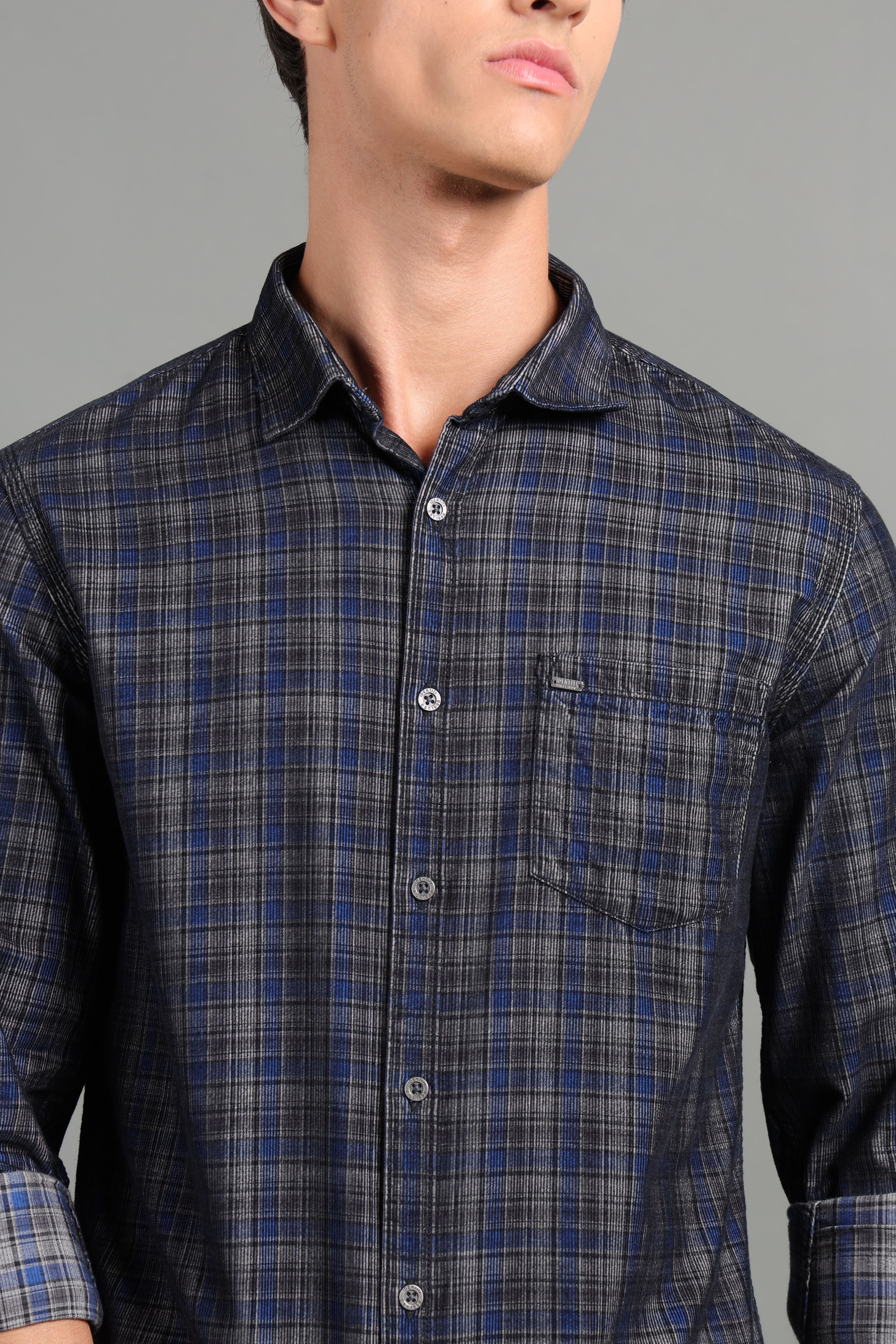 IDENTITI Men Slim Fit Regular Collar Checks Shirt In Black.