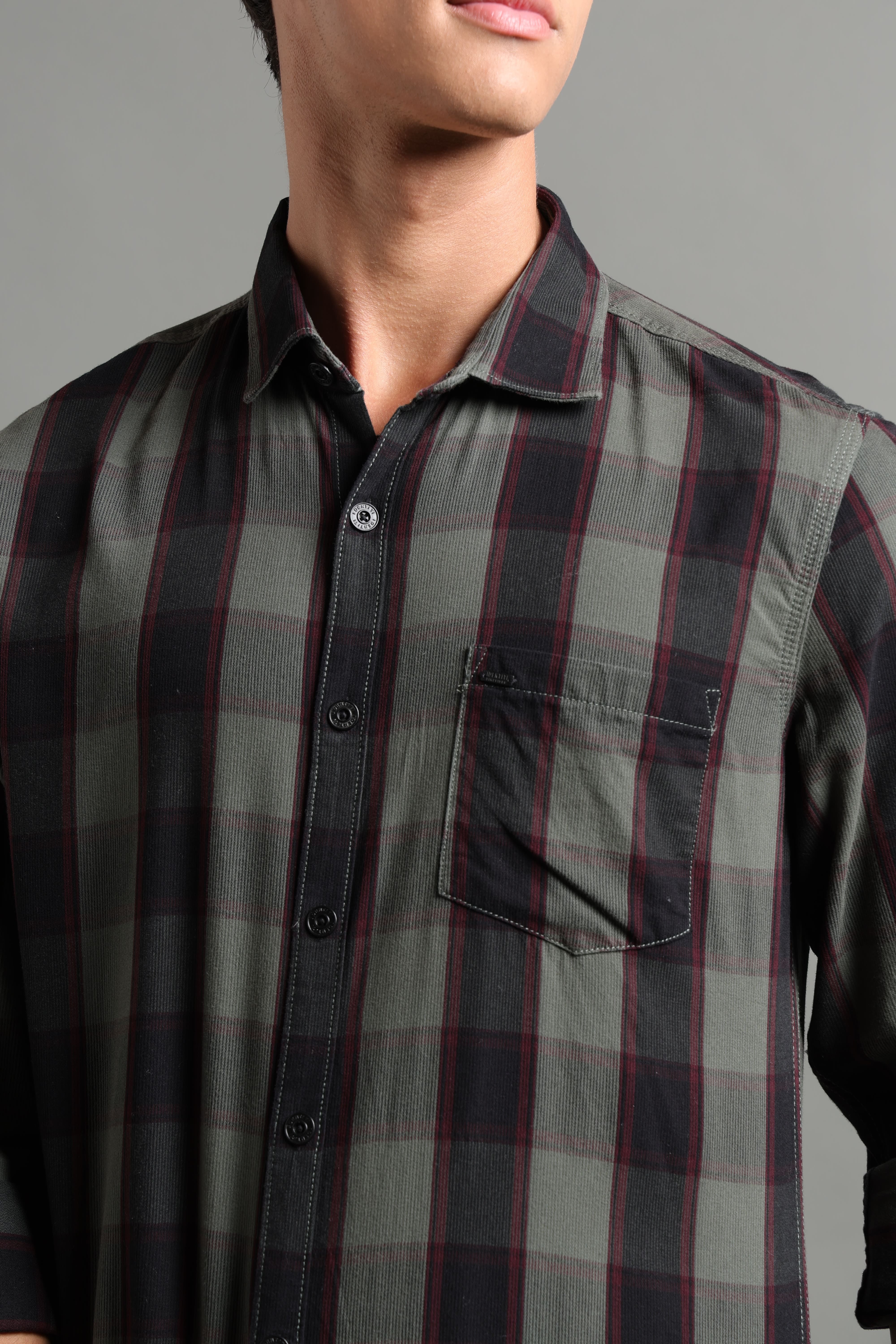 IDENTITI Men Slim Fit Regular Collar Checks Shirt In Green.