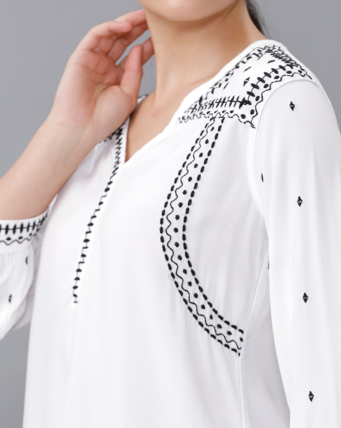 Identiti Women Solid Indo Western Embroidered Tunic - White.