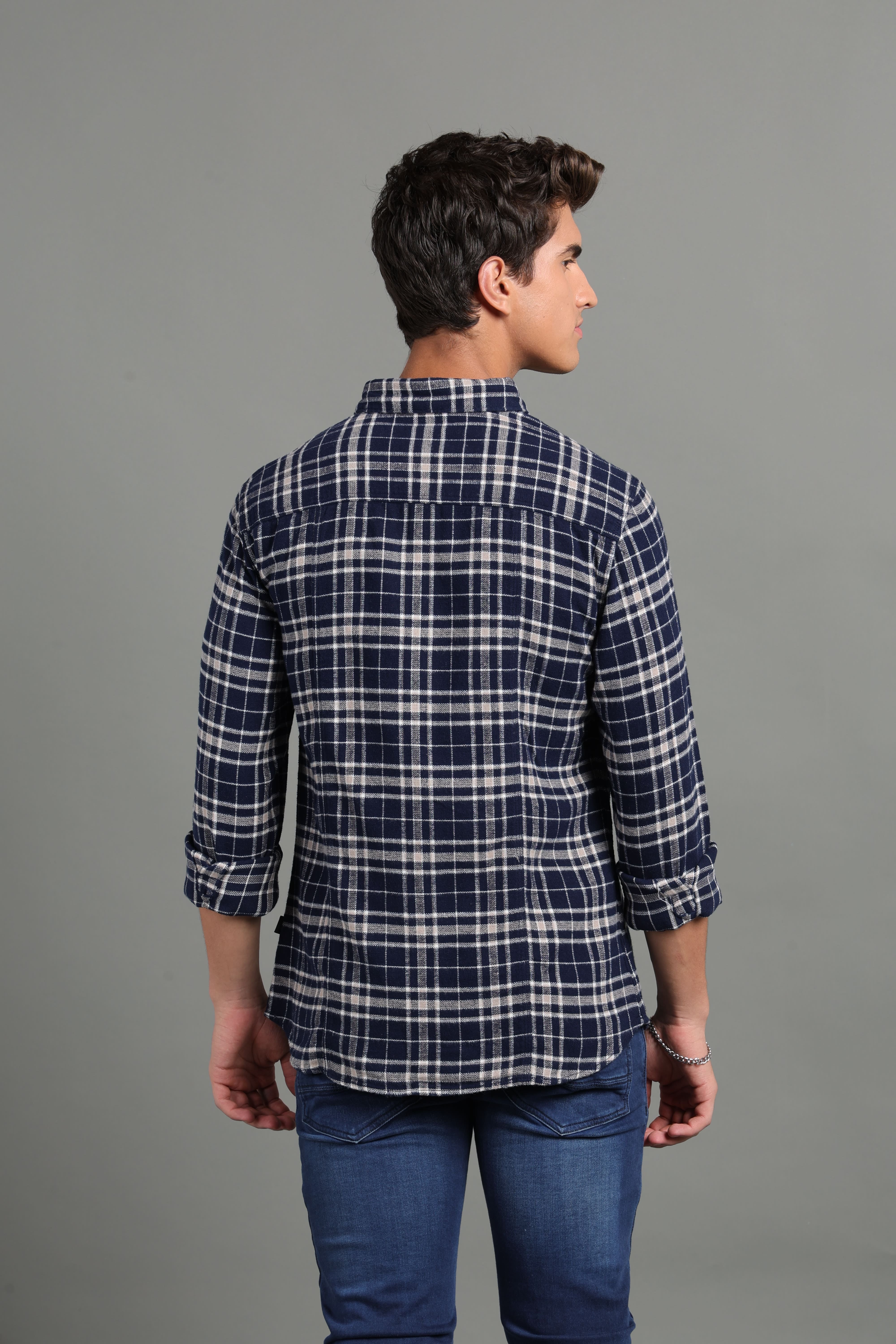 IDENTITI Men Slim Fit Regular Collar Checks Shirt In Navy.