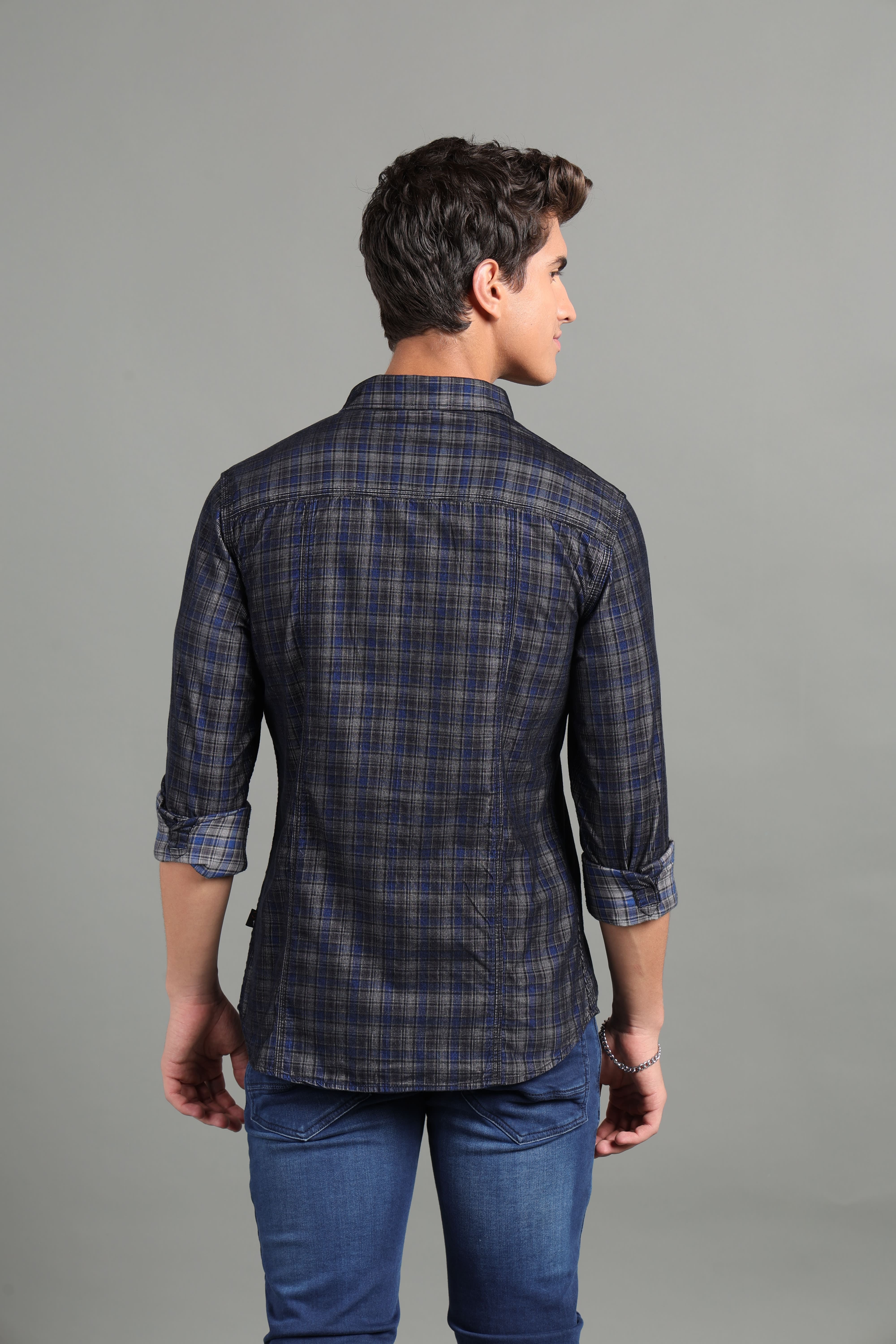 IDENTITI Men Slim Fit Regular Collar Checks Shirt In Black.
