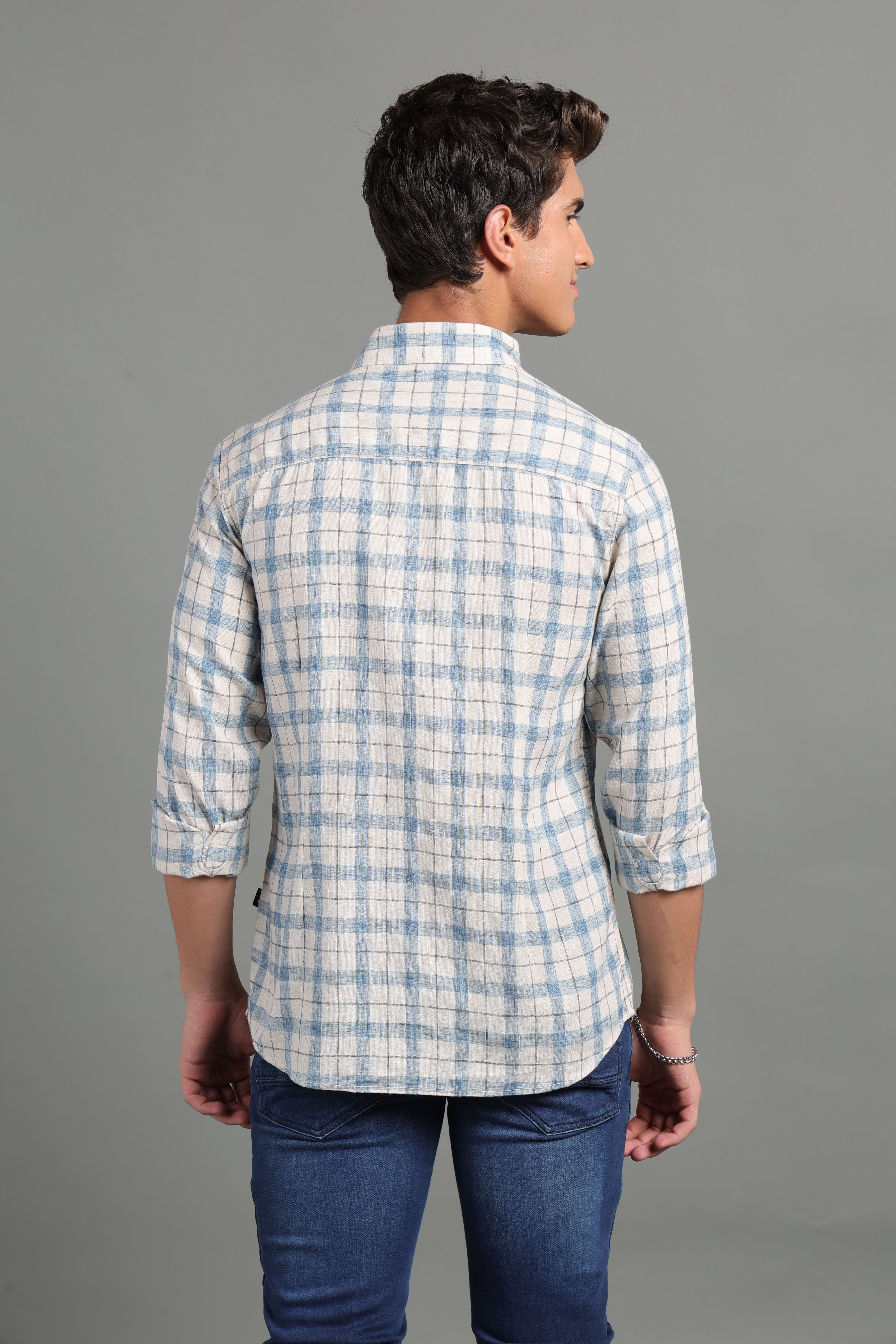 IDENTITI Men Slim Fit Regular Collar Checks Shirt In Blue.