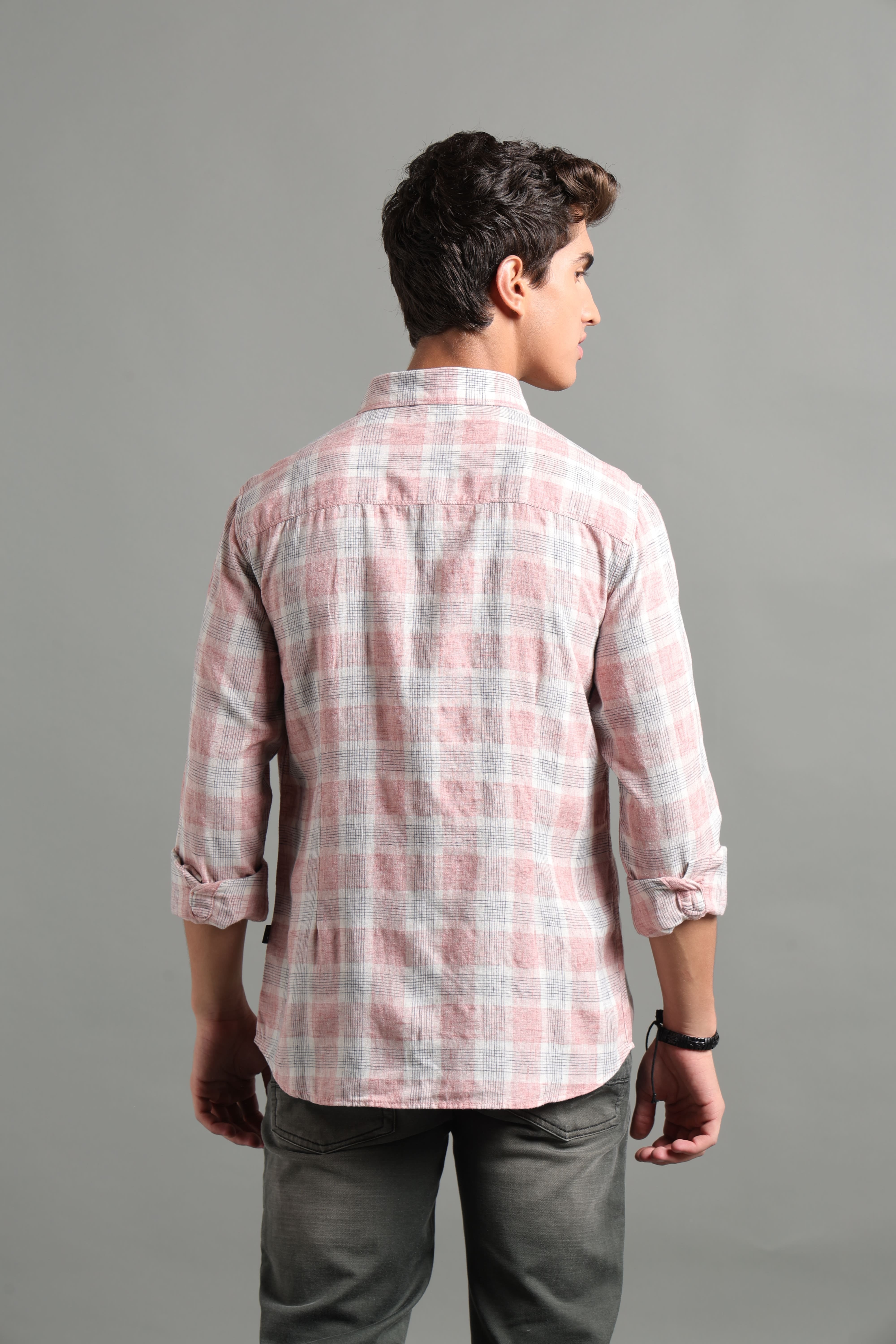 IDENTITI Men Slim Fit Regular Collar Checks Shirt In Pink.