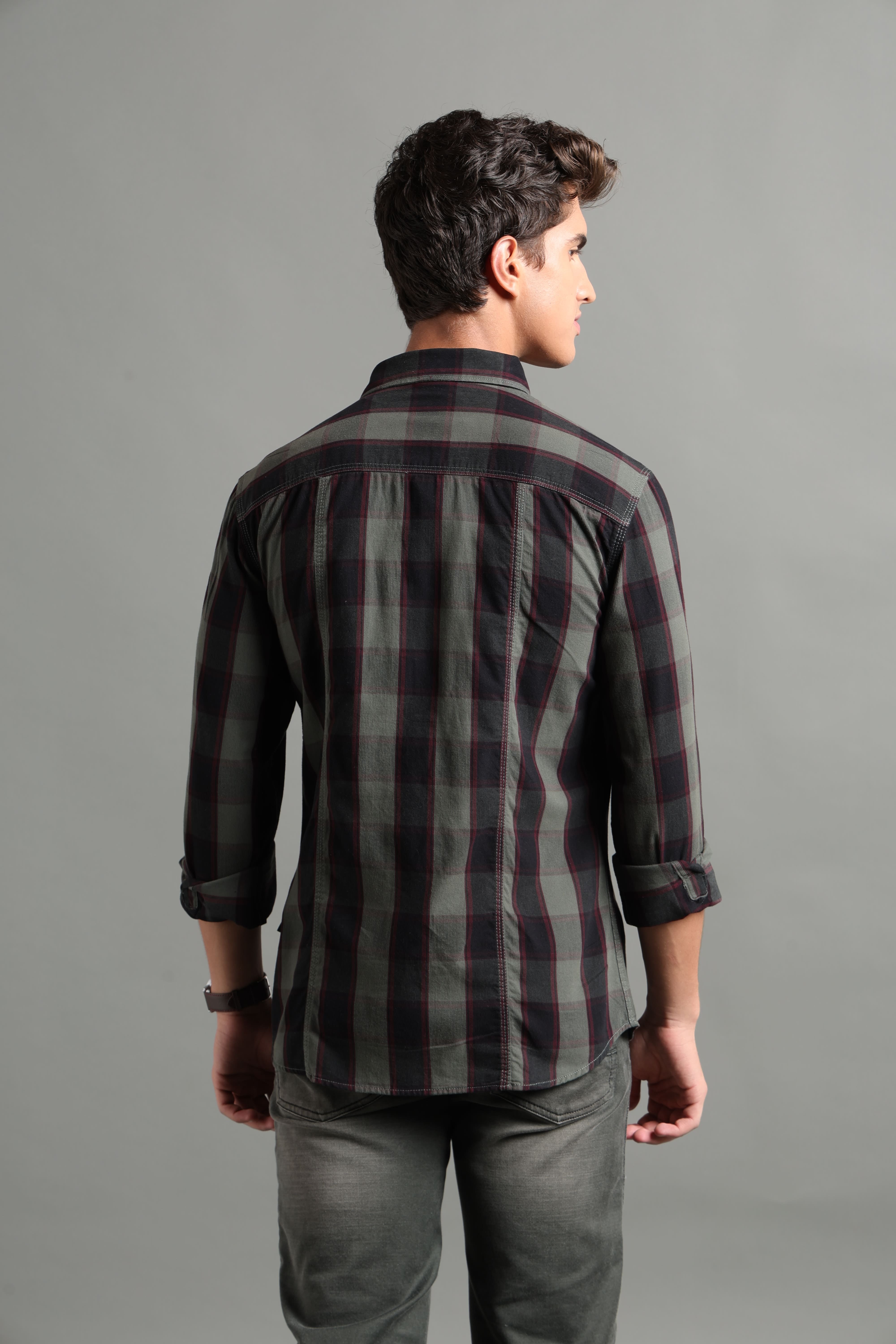 IDENTITI Men Slim Fit Regular Collar Checks Shirt In Green.